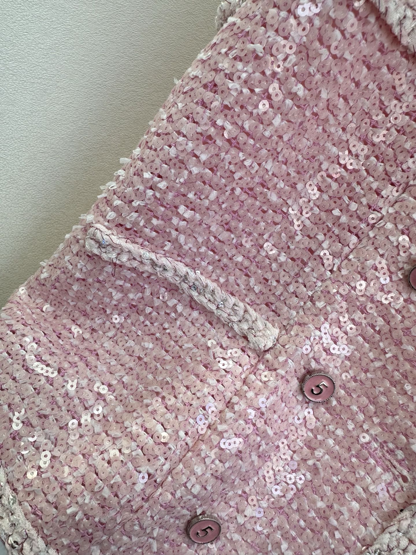 「你穿的每一件衣服」 「 希望的是不止是喜欢 她们也好喜欢。」 静时温婉，动时流光，一身皆是温柔底气。 