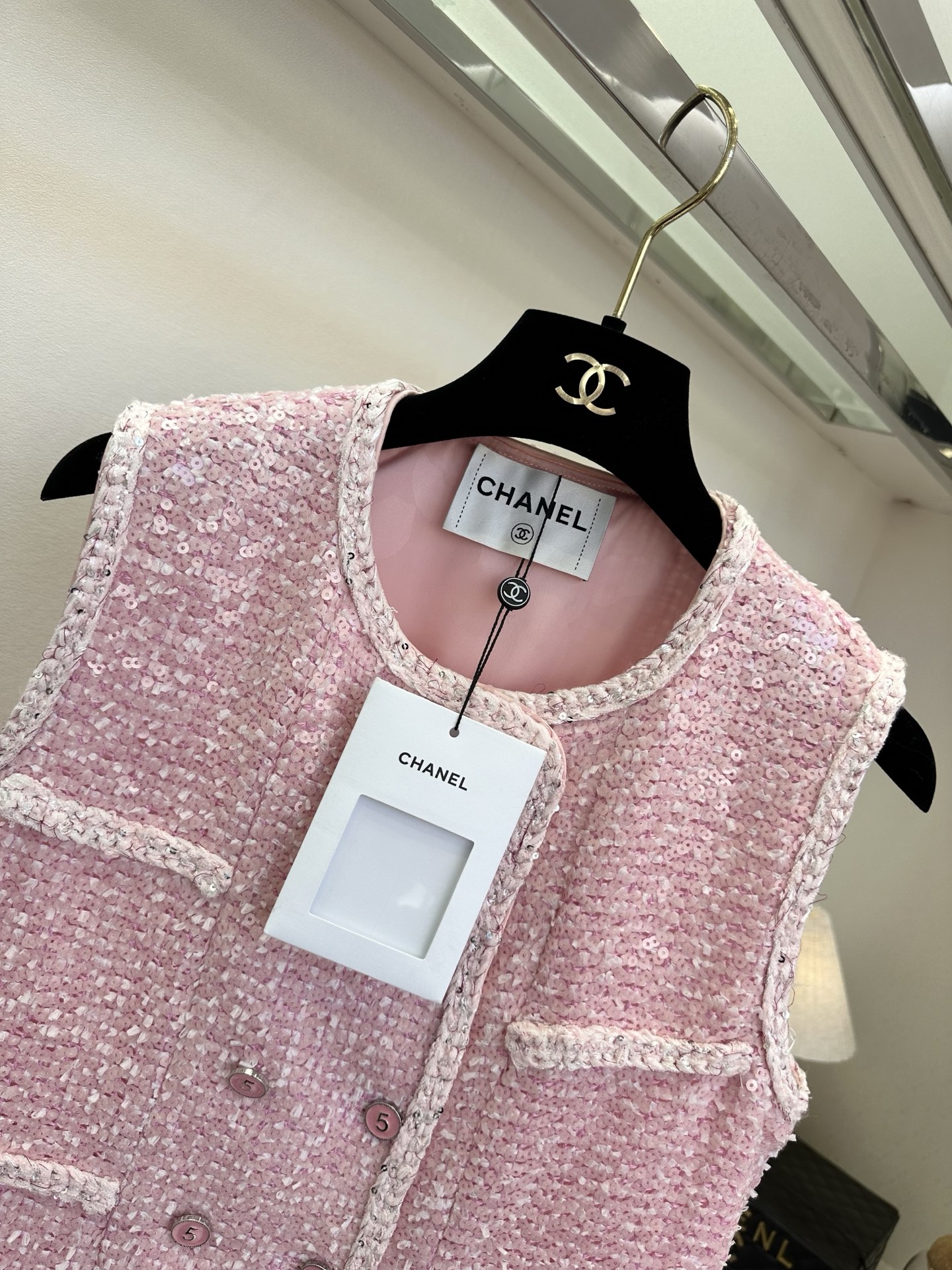 「你穿的每一件衣服」 「 希望的是不止是喜欢 她们也好喜欢。」 静时温婉，动时流光，一身皆是温柔底气。 