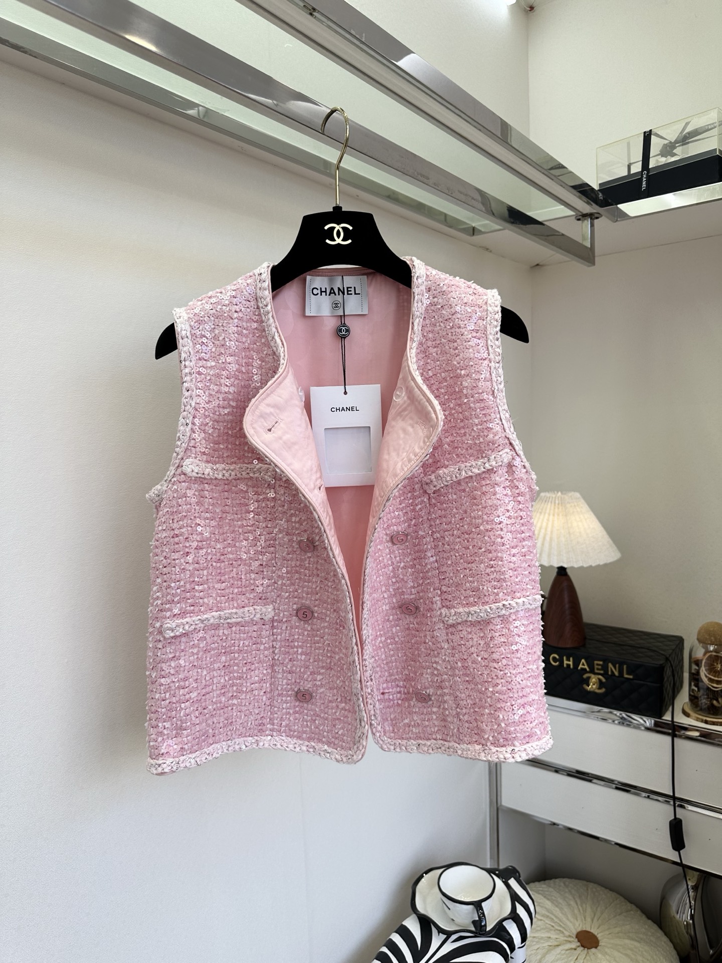 「你穿的每一件衣服」 「 希望的是不止是喜欢 她们也好喜欢。」 静时温婉，动时流光，一身皆是温柔底气。 