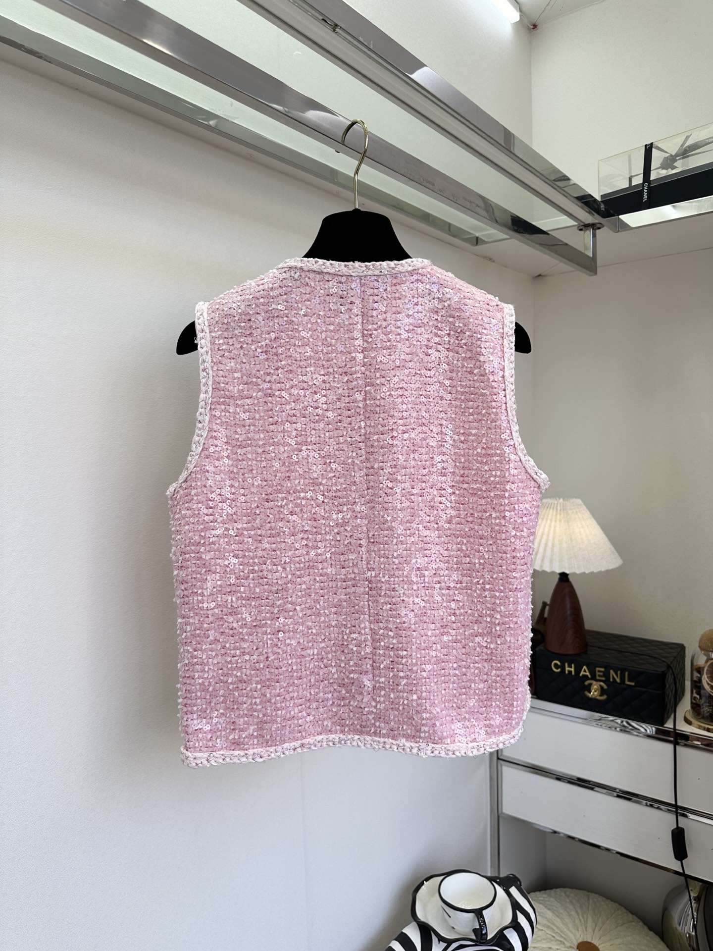 「你穿的每一件衣服」 「 希望的是不止是喜欢 她们也好喜欢。」 静时温婉，动时流光，一身皆是温柔底气。 