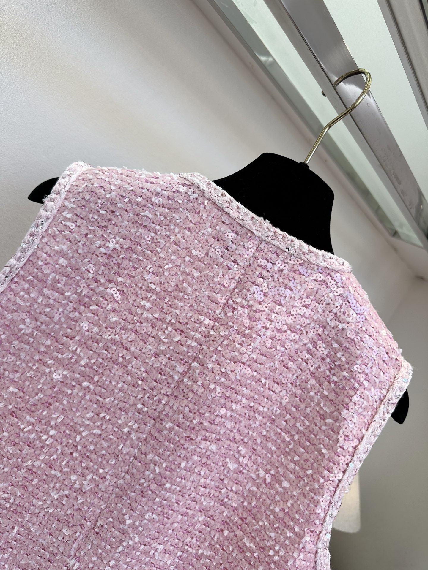 「你穿的每一件衣服」 「 希望的是不止是喜欢 她们也好喜欢。」 静时温婉，动时流光，一身皆是温柔底气。 