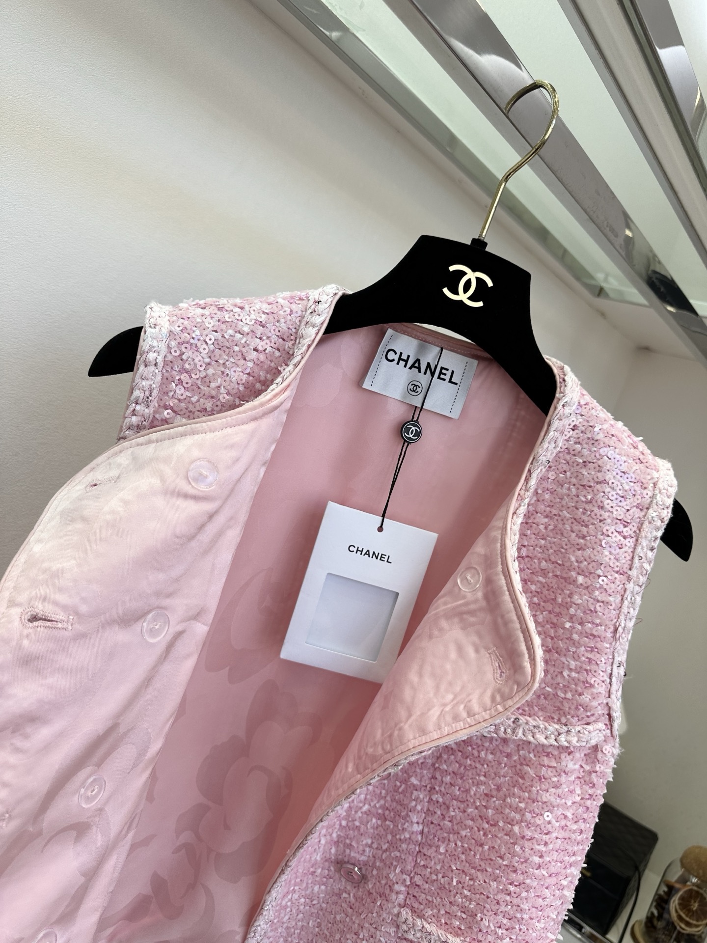 「你穿的每一件衣服」 「 希望的是不止是喜欢 她们也好喜欢。」 静时温婉，动时流光，一身皆是温柔底气。 