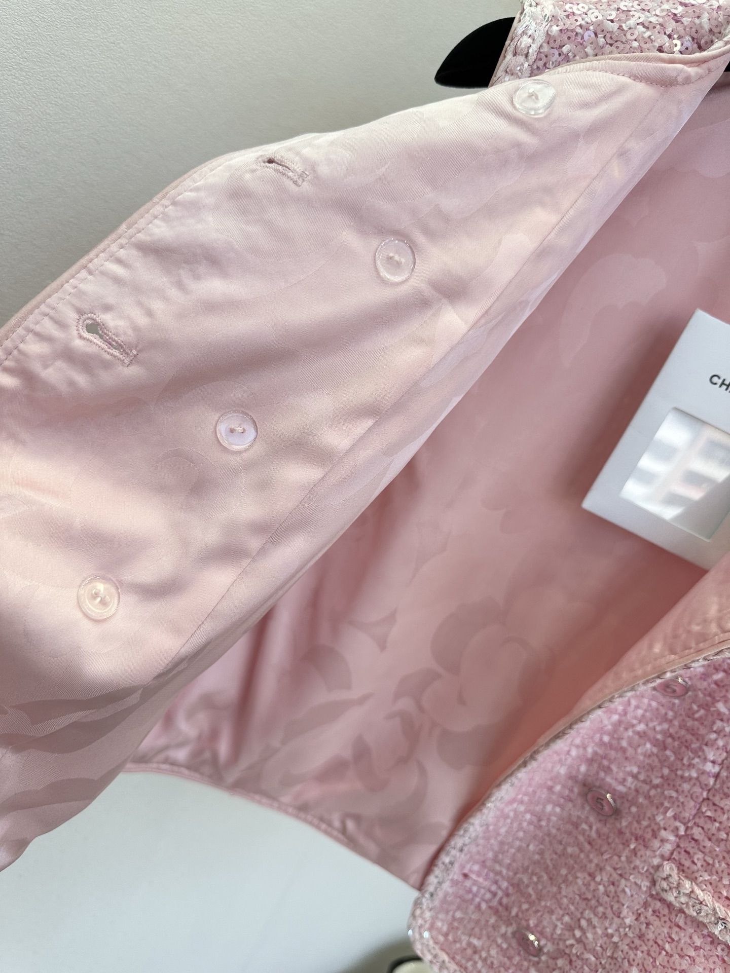 「你穿的每一件衣服」 「 希望的是不止是喜欢 她们也好喜欢。」 静时温婉，动时流光，一身皆是温柔底气。 