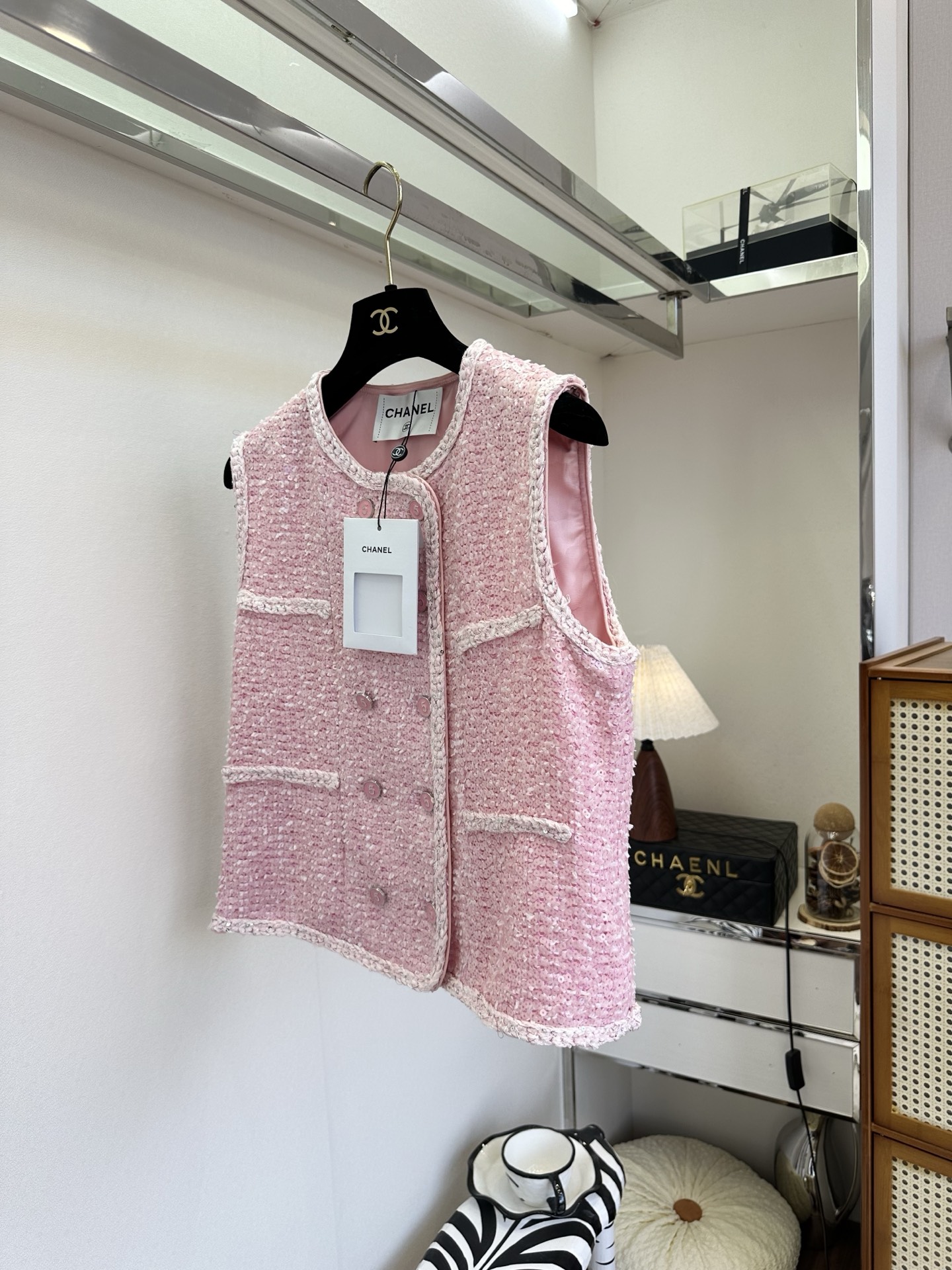 「你穿的每一件衣服」 「 希望的是不止是喜欢 她们也好喜欢。」 静时温婉，动时流光，一身皆是温柔底气。 