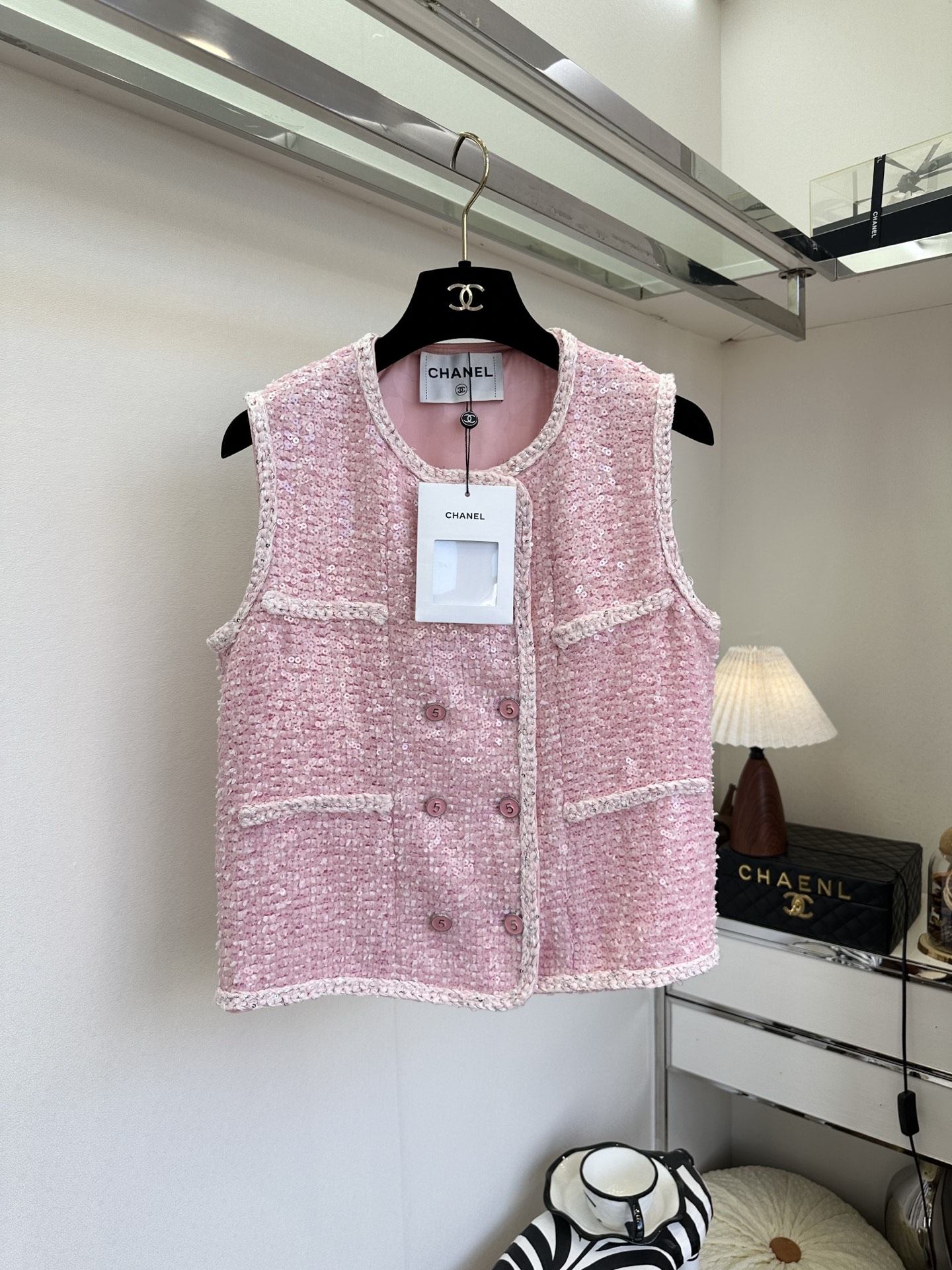 NO:721085,The highest version on the market, the girl will inspect the goods, trim the three marks on the threads, and ship the goods. You can post pictures and take videos. If you want quality or service, please add me on WeChat. We will not accept urgent orders. 26S  The romance of pink is spring's love letter to summer. This sequined vest puts starlight on the body. The classic tweed texture, with delicate sequin embellishments, is elegance and agility that cannot be ignored. Whether it is gentle with a skirt or handsome with trousers, it can be perfectly controlled and become the brightest star in the crowd. ●SIZE s m l●, Chanel - clothing, chanel, skirts,19860909市面最高版本小妹验货、修剪线头上三标、发货可发图及拍视频,要品质要服务的加我微信,不接急单. 26S 粉色的浪漫,是春天写给夏天的情书.这件亮片马甲,把星光穿在了身上.经典的粗花呢纹理,搭配细腻的亮片点缀,举手投足间,都是无法忽视的优雅与灵动.无论是搭配裙装的温柔,还是搭配裤装的帅气,它都能完美驾驭,做人群中最闪亮的那颗星. ●SIZE s m l●,香奈儿-服装,chanel,skirts,,Women's clothing