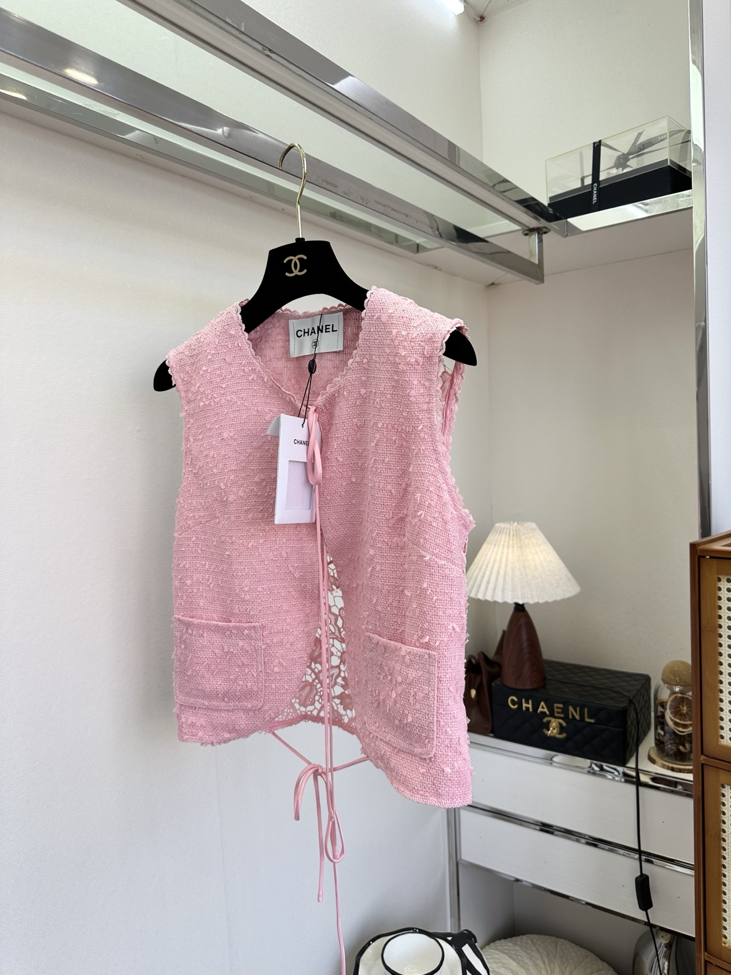 「穿和 会穿」 「 从来都是选择题。」 水溶花和纹理感的粗纺相结合 是独特又意外的美。 SIZE： S 