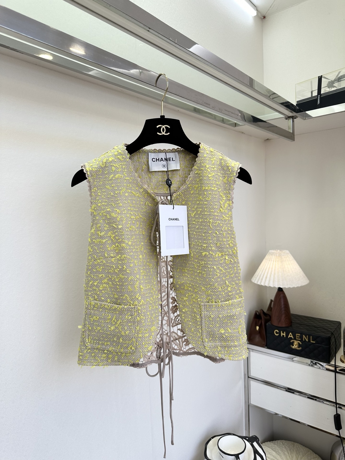 NO:721133,The highest version on the market, the girl will inspect the goods, trim the three marks on the threads, and ship the goods. You can post pictures and take videos. If you want quality or service, please add me on WeChat. We will not accept urgent orders. 26S  This vest top with spliced lace vest is the romantic poetry of spring. The spliced lace design is light and breathable, revealing the looming skin, sexy and elegant, and full of girlishness. It is matched with the lace design on the chest, slimming the waist, and outlining the perfect body curve. Whether it is a date, afternoon tea, or vacation, it is an excellent choice. Wear it, and you will be that sweet and charming little fairy. Wear this romance on your body and go on a spring date!  ●SIZE s m l●,Chanel-clothing,chanel,19860909市面最高版本小妹验货、修剪线头上三标、发货可发图及拍视频,要品质要服务的加我微信,不接急单. 26S 这件拼接蕾丝马甲的马甲上衣,就是春天的浪漫诗篇.蕾丝的拼接设计,轻盈透气,透着若隐若现的肌肤,既性感又优雅,满满的少女心都要溢出来了搭配胸前的系带设计,收腰显瘦,勾勒出完美的身材曲线.无论是约会、下午茶,还是度假,它都是绝佳的选择.穿上它,你就是那个甜美又迷人的小仙女.把这份浪漫穿在身上,去赴一场春日的约会吧！ ●SIZE s m l●,香奈儿-服装,chanel,,Women's clothing