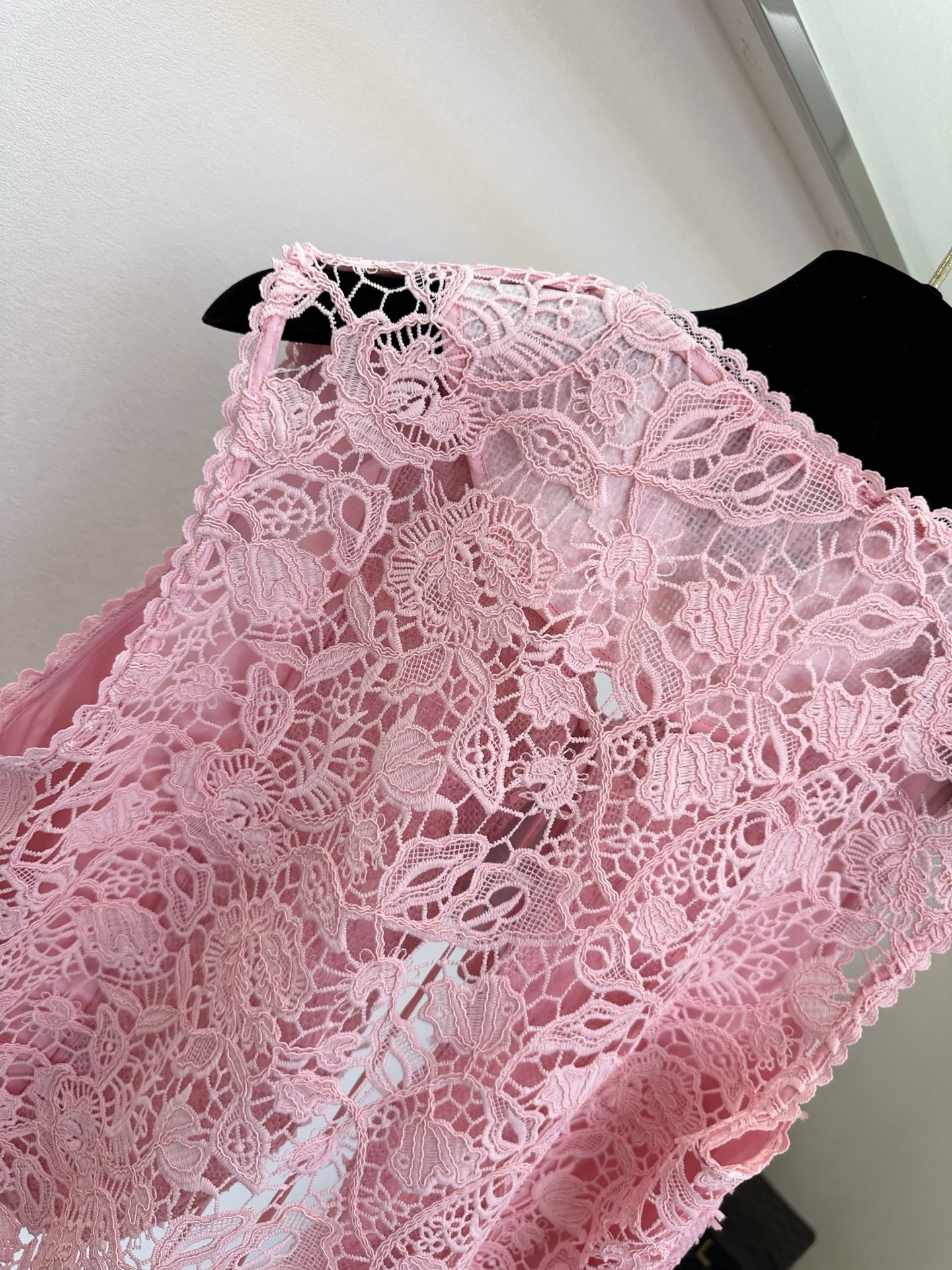 「穿和 会穿」 「 从来都是选择题。」 水溶花和纹理感的粗纺相结合 是独特又意外的美。 SIZE： S 