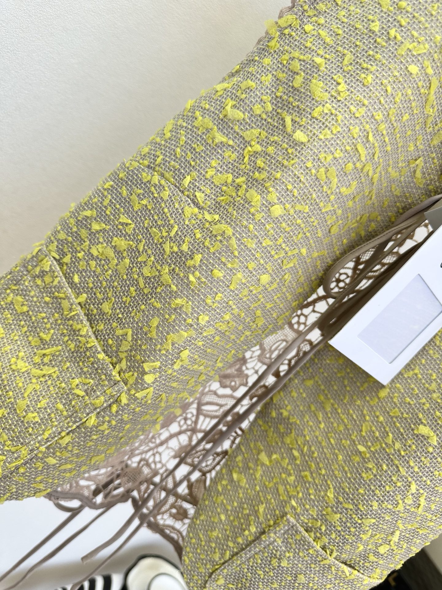 「穿和 会穿」 「 从来都是选择题。」 水溶花和纹理感的粗纺相结合 是独特又意外的美。 SIZE： S 