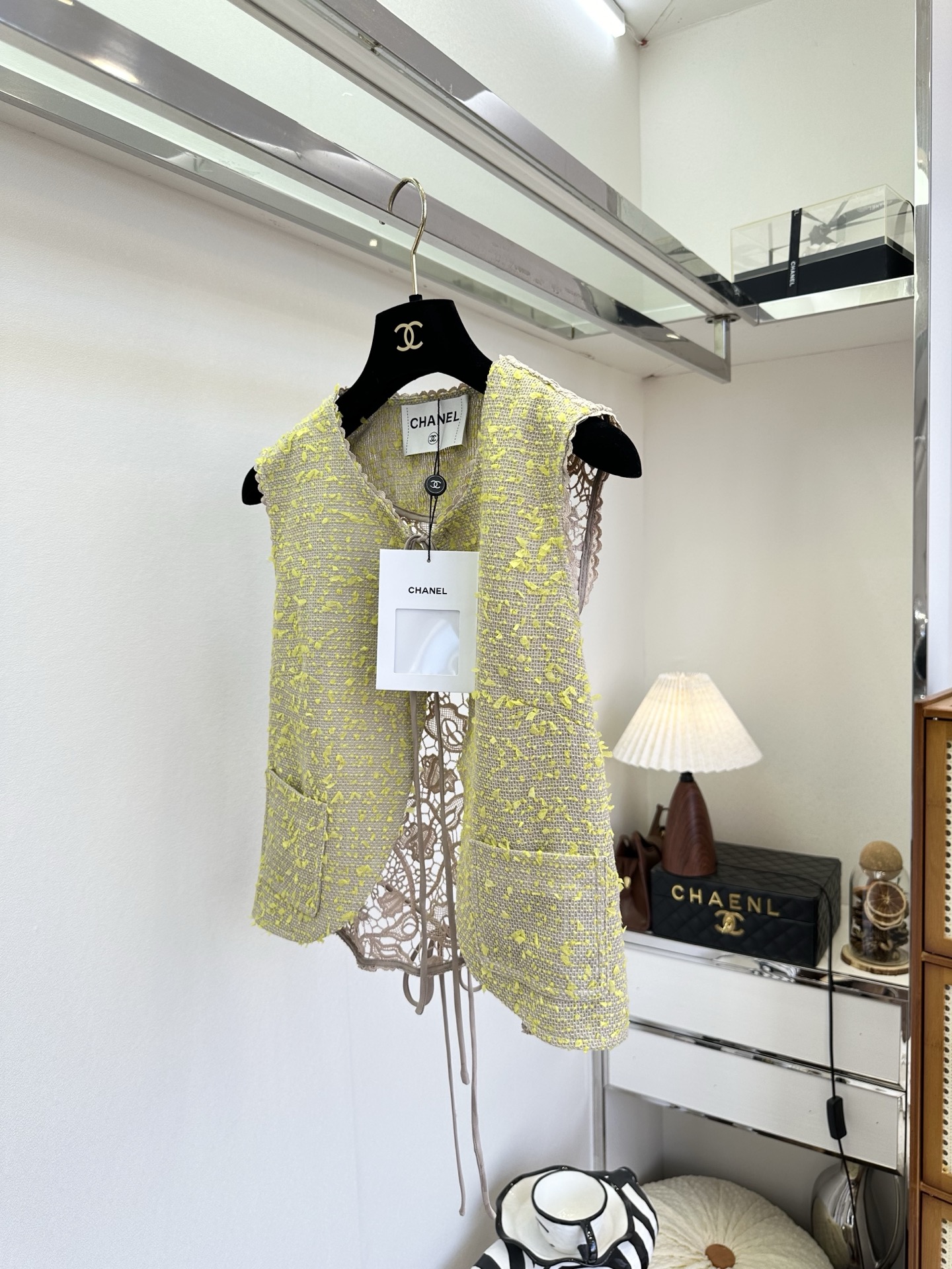 「穿和 会穿」 「 从来都是选择题。」 水溶花和纹理感的粗纺相结合 是独特又意外的美。 SIZE： S 