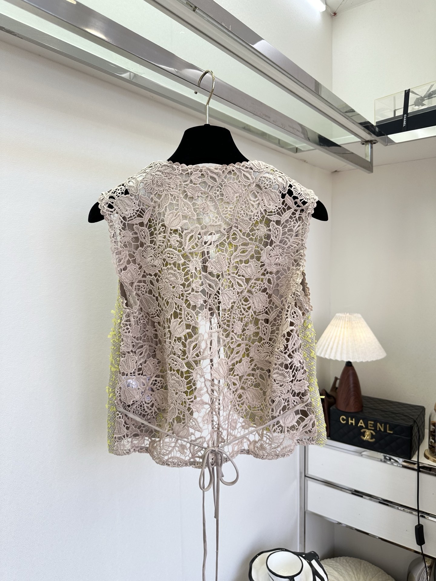 「穿和 会穿」 「 从来都是选择题。」 水溶花和纹理感的粗纺相结合 是独特又意外的美。 SIZE： S 