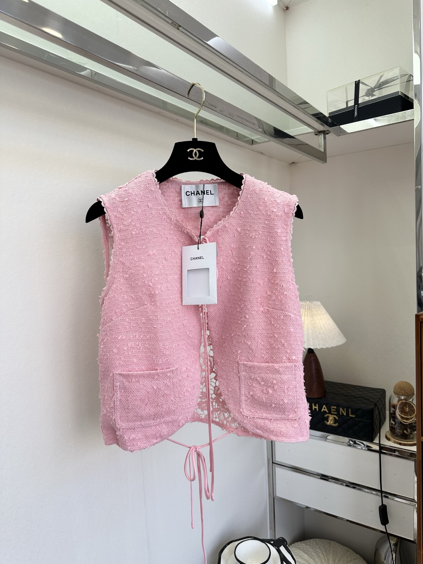 「穿和 会穿」 「 从来都是选择题。」 水溶花和纹理感的粗纺相结合 是独特又意外的美。 SIZE： S 