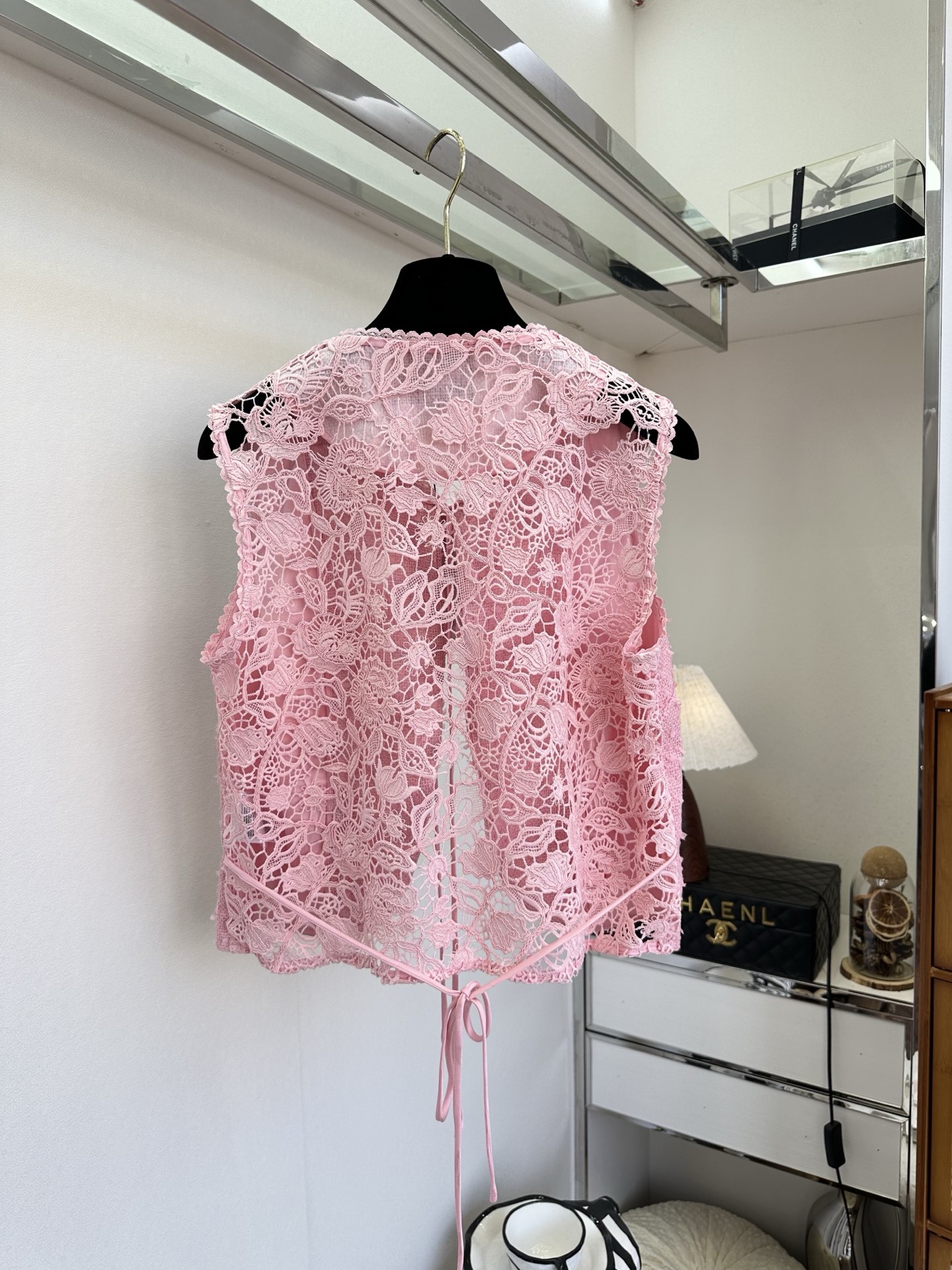 「穿和 会穿」 「 从来都是选择题。」 水溶花和纹理感的粗纺相结合 是独特又意外的美。 SIZE： S 