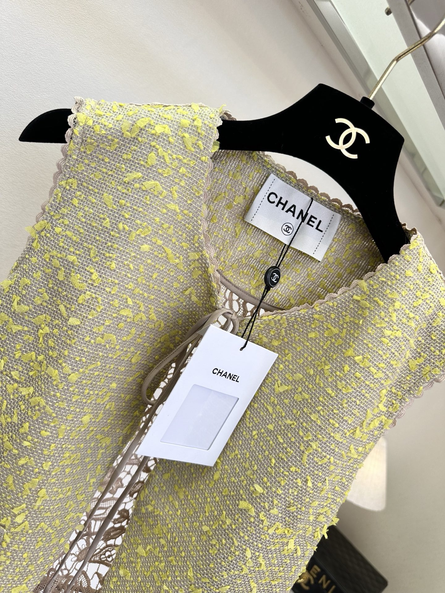 「穿和 会穿」 「 从来都是选择题。」 水溶花和纹理感的粗纺相结合 是独特又意外的美。 SIZE： S 