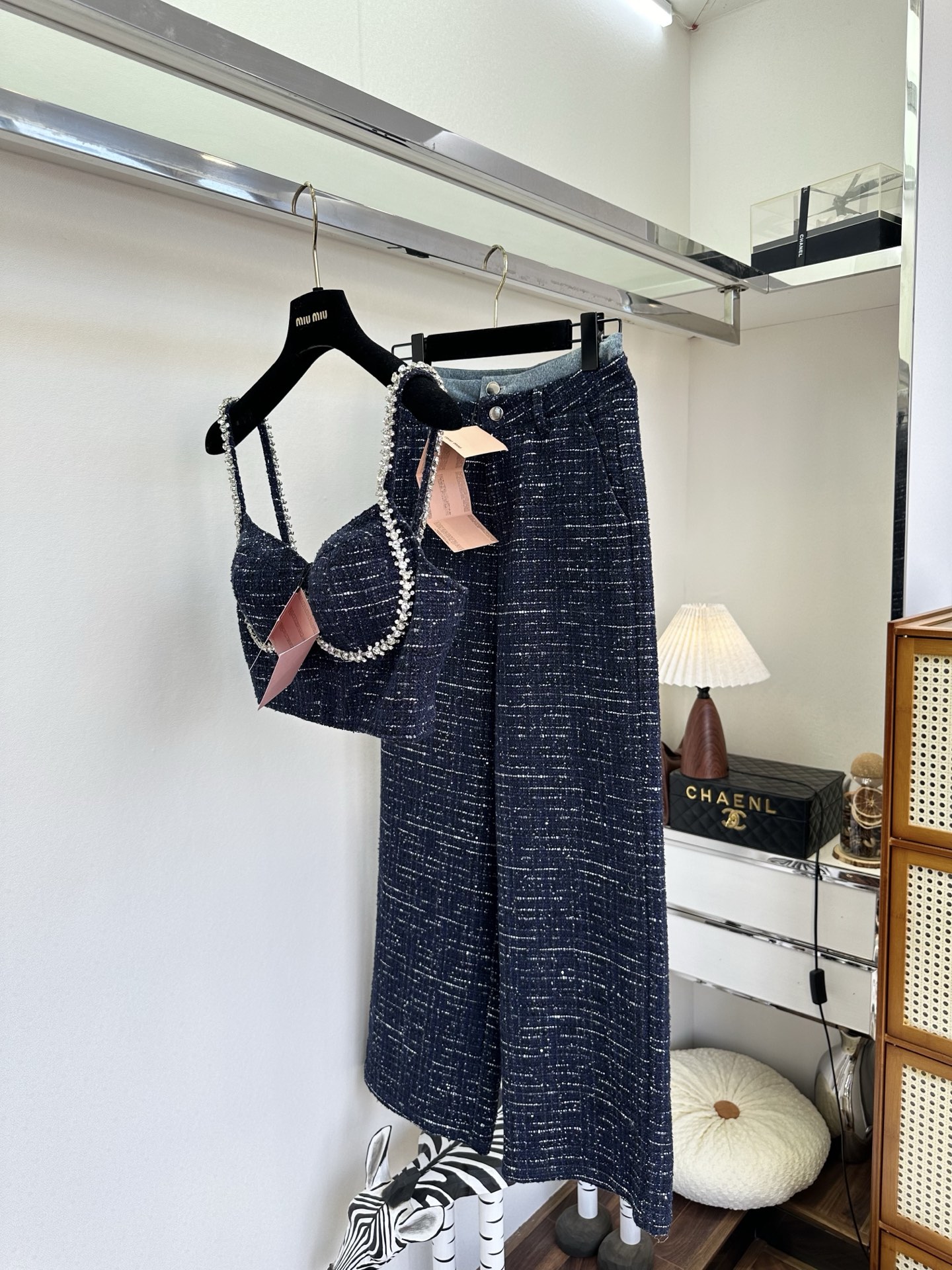 26S 缪系女孩把精致焊在日常里✨ 这套藏青粗花呢套装，用利落的阔腿裤平衡了吊带的性感，水钻肩带又为整体