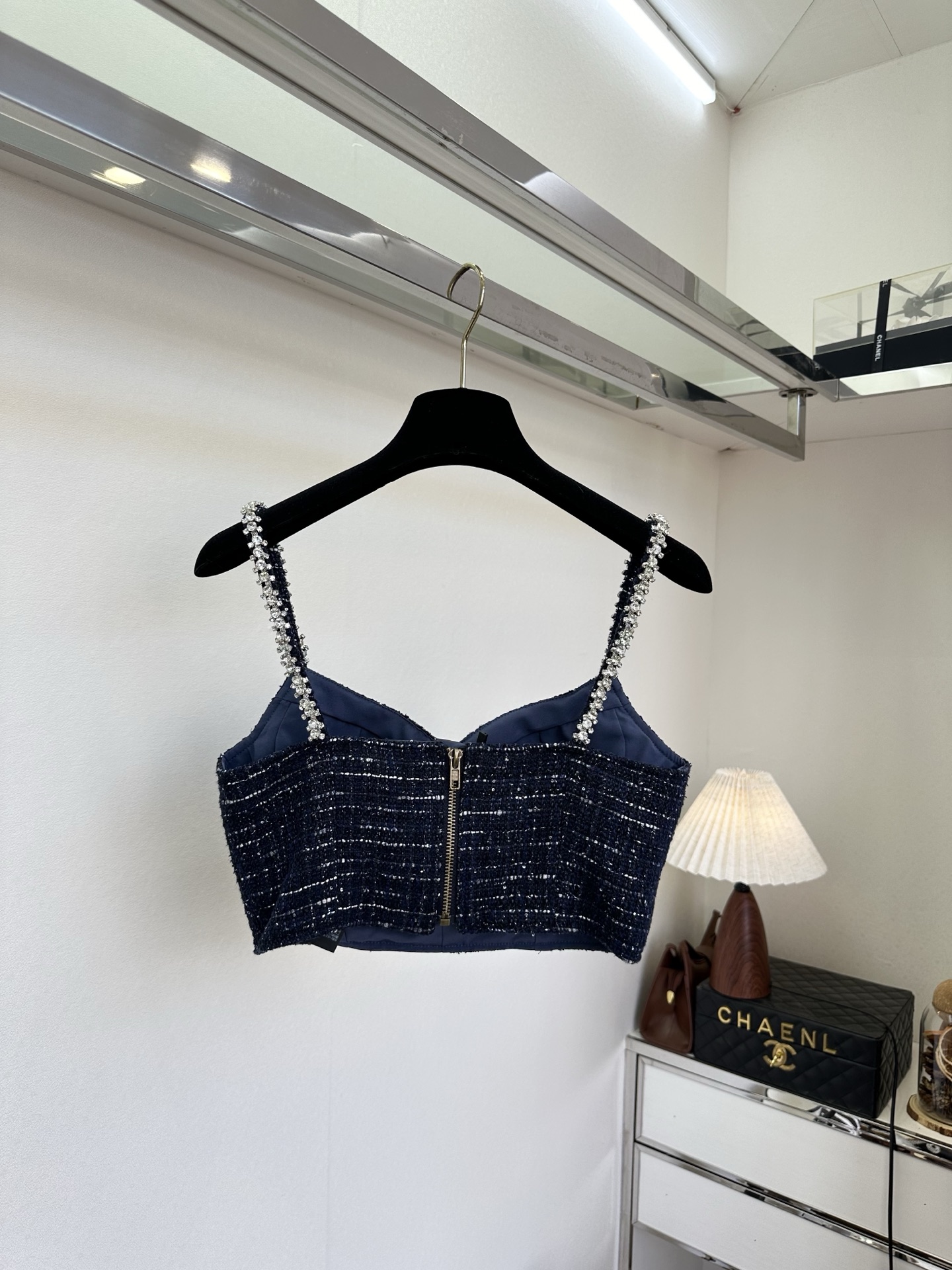 26S 缪系女孩把精致焊在日常里✨ 这套藏青粗花呢套装，用利落的阔腿裤平衡了吊带的性感，水钻肩带又为整体