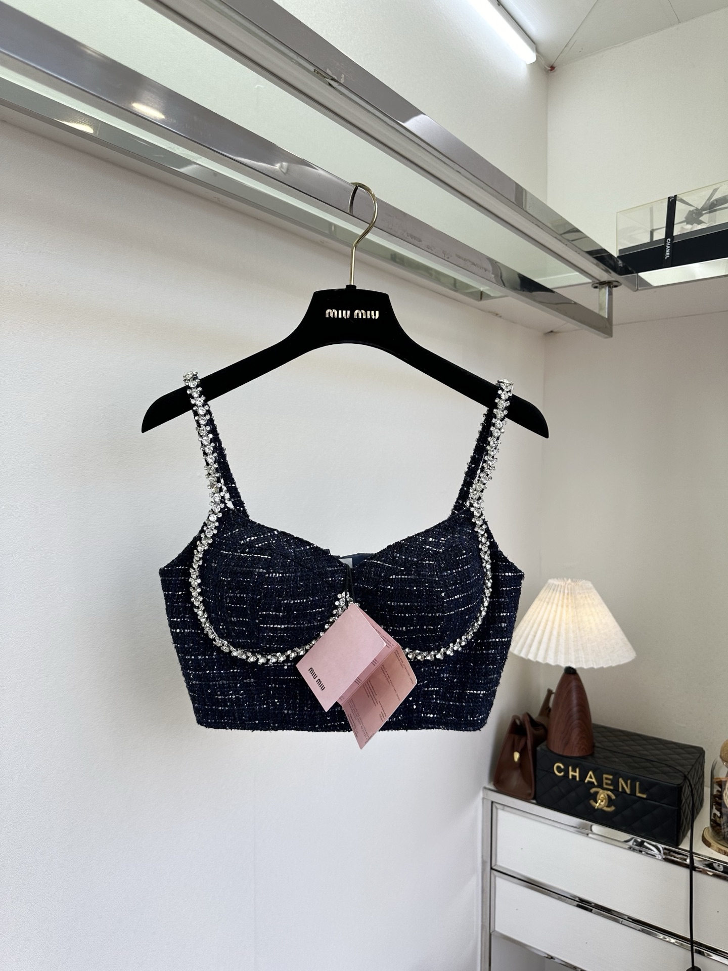 26S 缪系女孩把精致焊在日常里✨ 这套藏青粗花呢套装，用利落的阔腿裤平衡了吊带的性感，水钻肩带又为整体