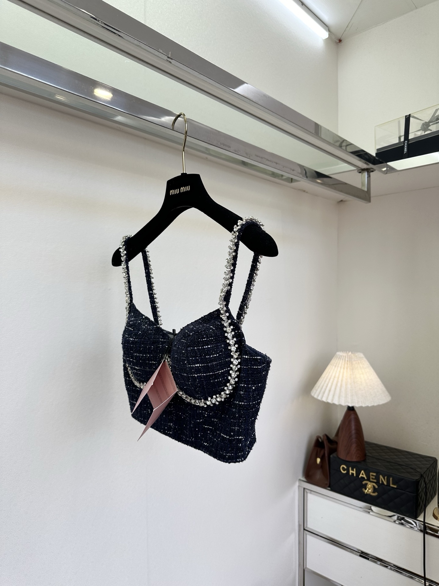 26S 缪系女孩把精致焊在日常里✨ 这套藏青粗花呢套装，用利落的阔腿裤平衡了吊带的性感，水钻肩带又为整体