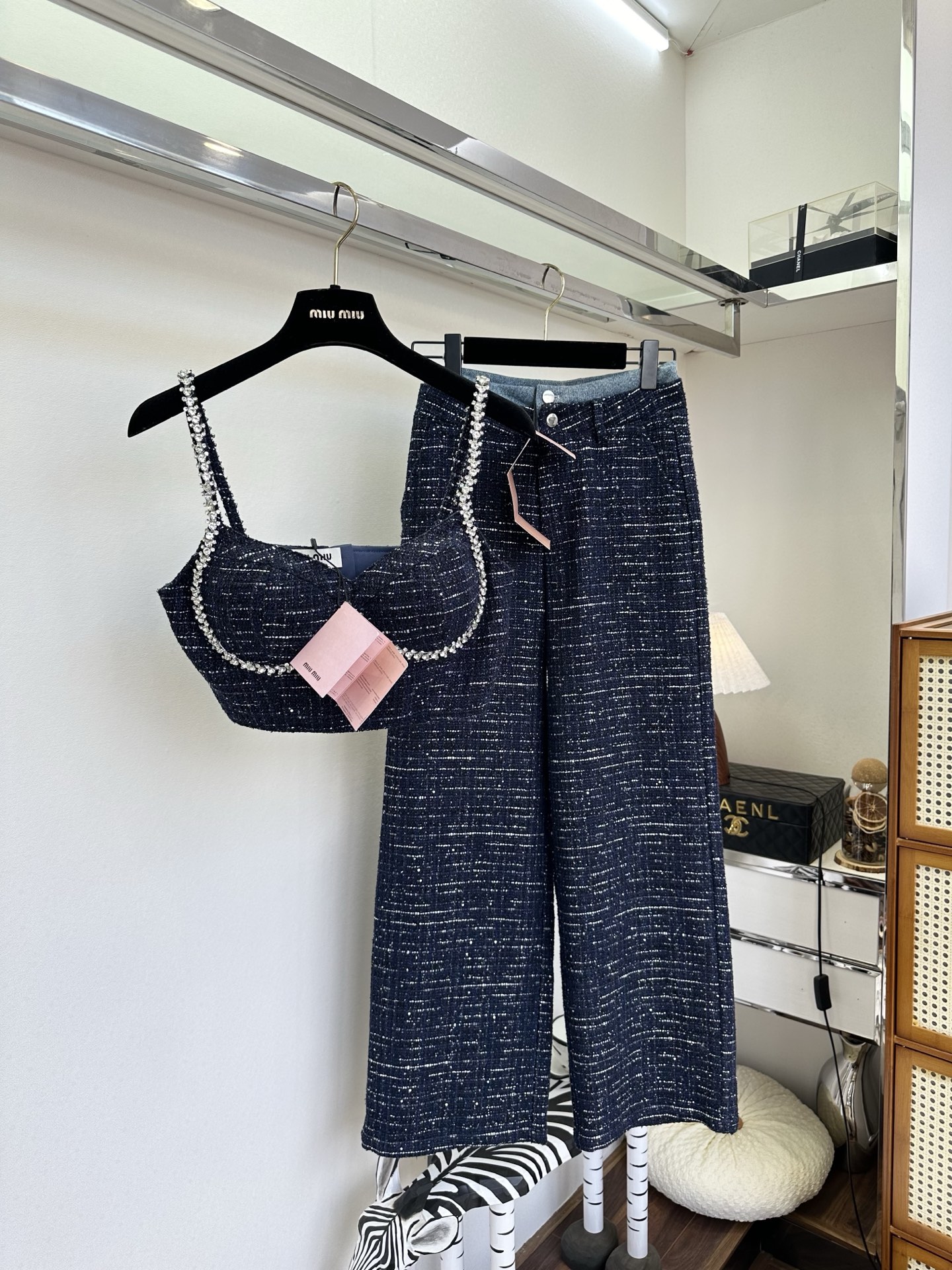 NO:721115,The highest version on the market, the girl inspects the goods, trims the three marks on the threads, and delivers the goods. You can post pictures and take videos. If you want quality and service, add me on WeChat. We will not accept urgent orders. 26S Miao girls weld exquisiteness into daily life. This navy tweed suit uses neat wide-leg pants to balance the sexiness of the suspenders, and the rhinestone shoulder straps inject a gentle edge into the whole. Whether it is on a date or out, it can easily hold the whole audience, making every outfit a highlight moment / set  ●SIZE s m l●, Miu Miu-clothing,19860909市面最高版本小妹验货、修剪线头上三标、发货可发图及拍视频,要品质要服务的加我微信,不接急单. 26S 缪系女孩把精致焊在日常里 这套藏青粗花呢套装,用利落的阔腿裤平衡了吊带的性感,水钻肩带又为整体注入了温柔锋芒.无论是约会还是出街,都能轻松hold住全场,让每一次穿搭都成为高光时刻 /套 ●SIZE s m l●,缪缪-服装,,Women's clothing