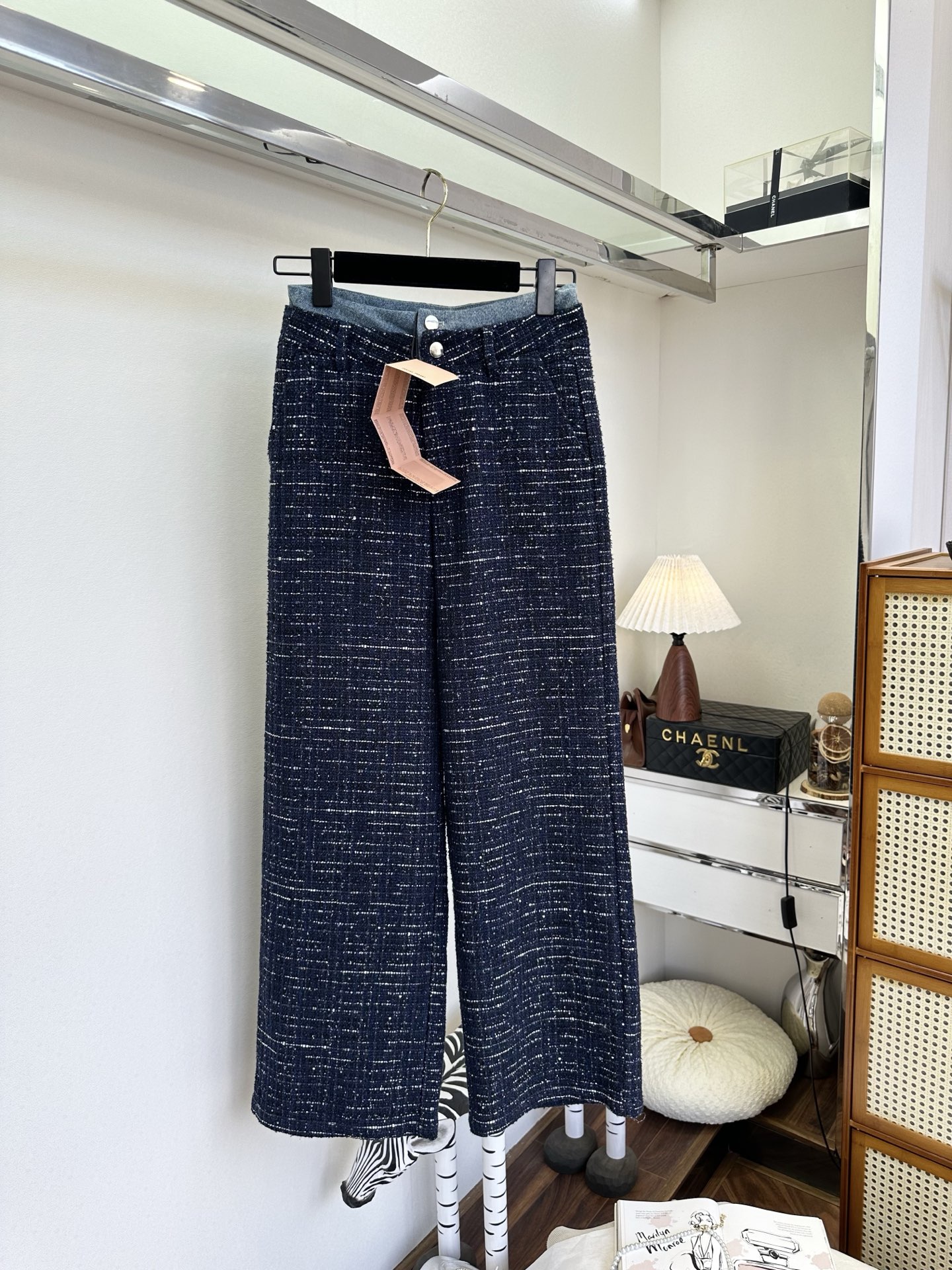 26S 缪系女孩把精致焊在日常里✨ 这套藏青粗花呢套装，用利落的阔腿裤平衡了吊带的性感，水钻肩带又为整体