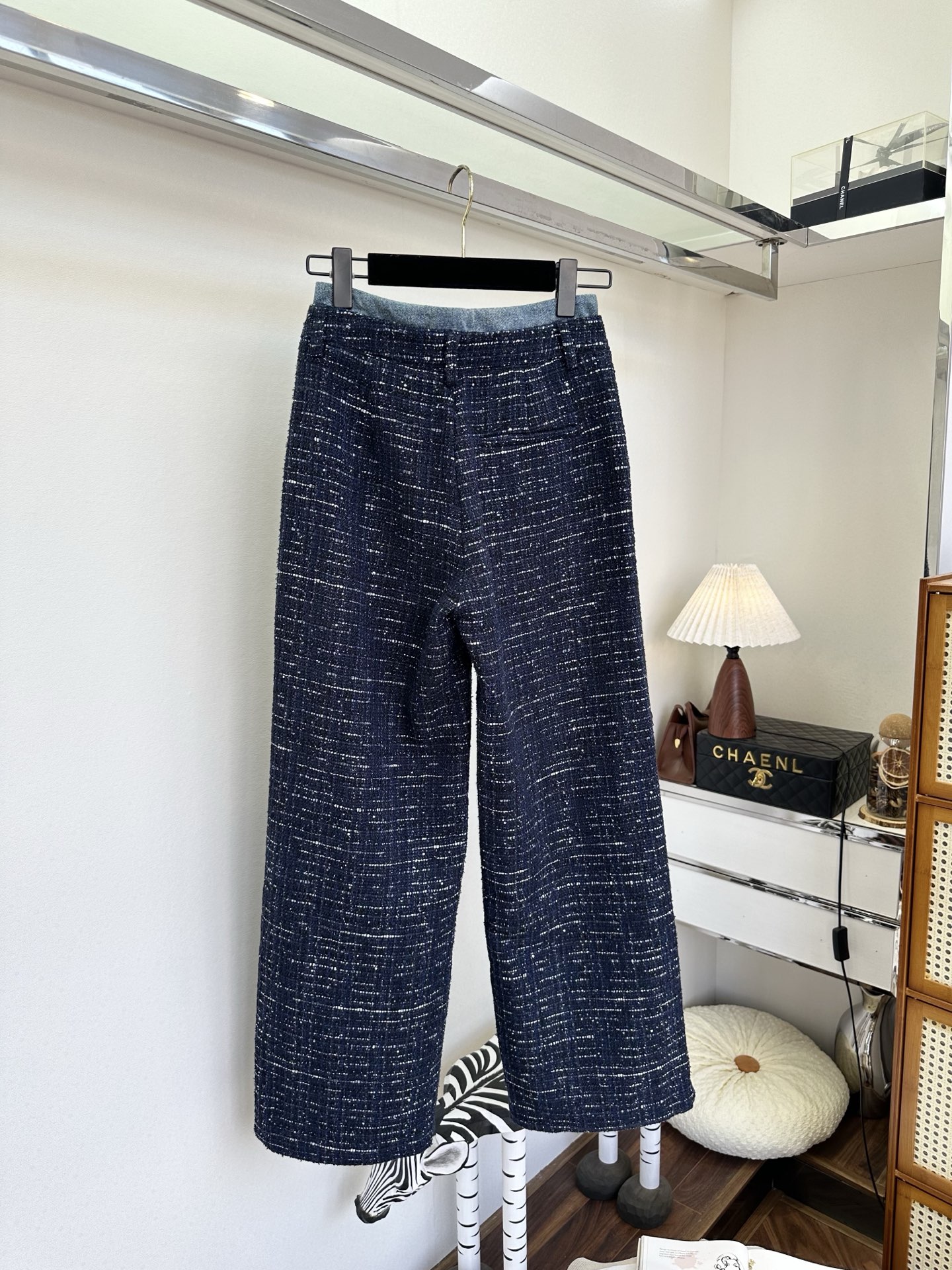 26S 缪系女孩把精致焊在日常里✨ 这套藏青粗花呢套装，用利落的阔腿裤平衡了吊带的性感，水钻肩带又为整体