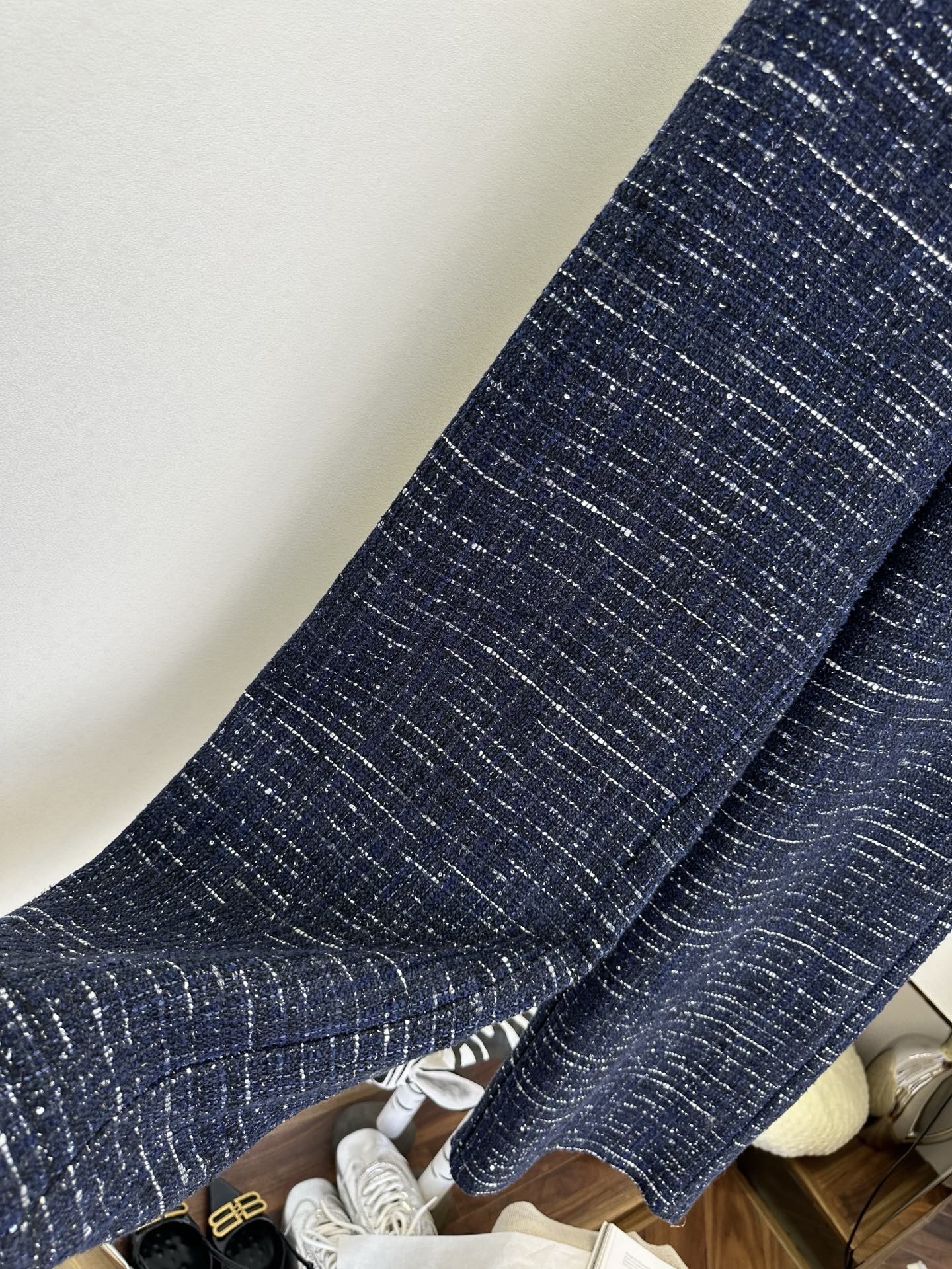 26S 缪系女孩把精致焊在日常里✨ 这套藏青粗花呢套装，用利落的阔腿裤平衡了吊带的性感，水钻肩带又为整体