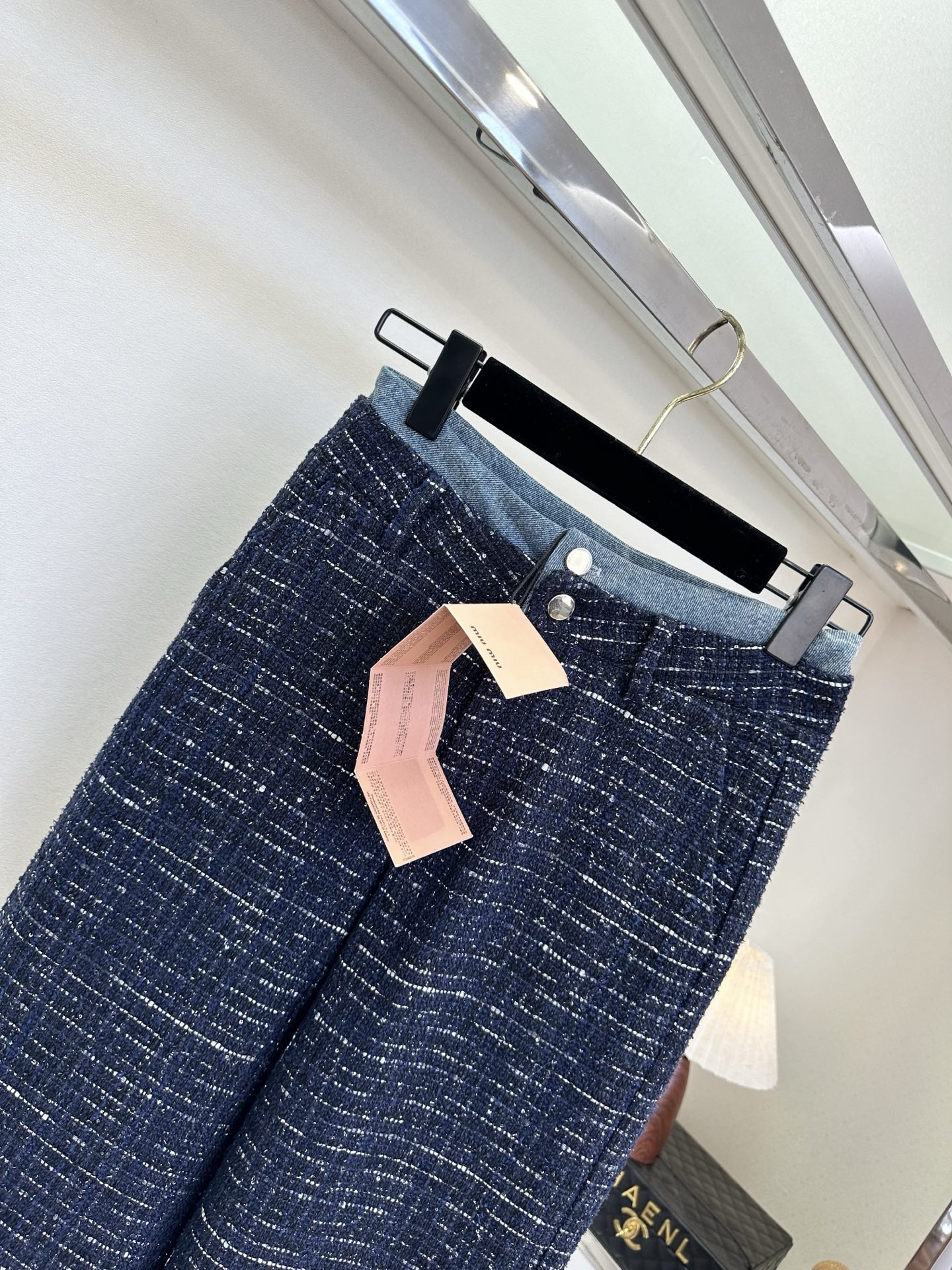 26S 缪系女孩把精致焊在日常里✨ 这套藏青粗花呢套装，用利落的阔腿裤平衡了吊带的性感，水钻肩带又为整体