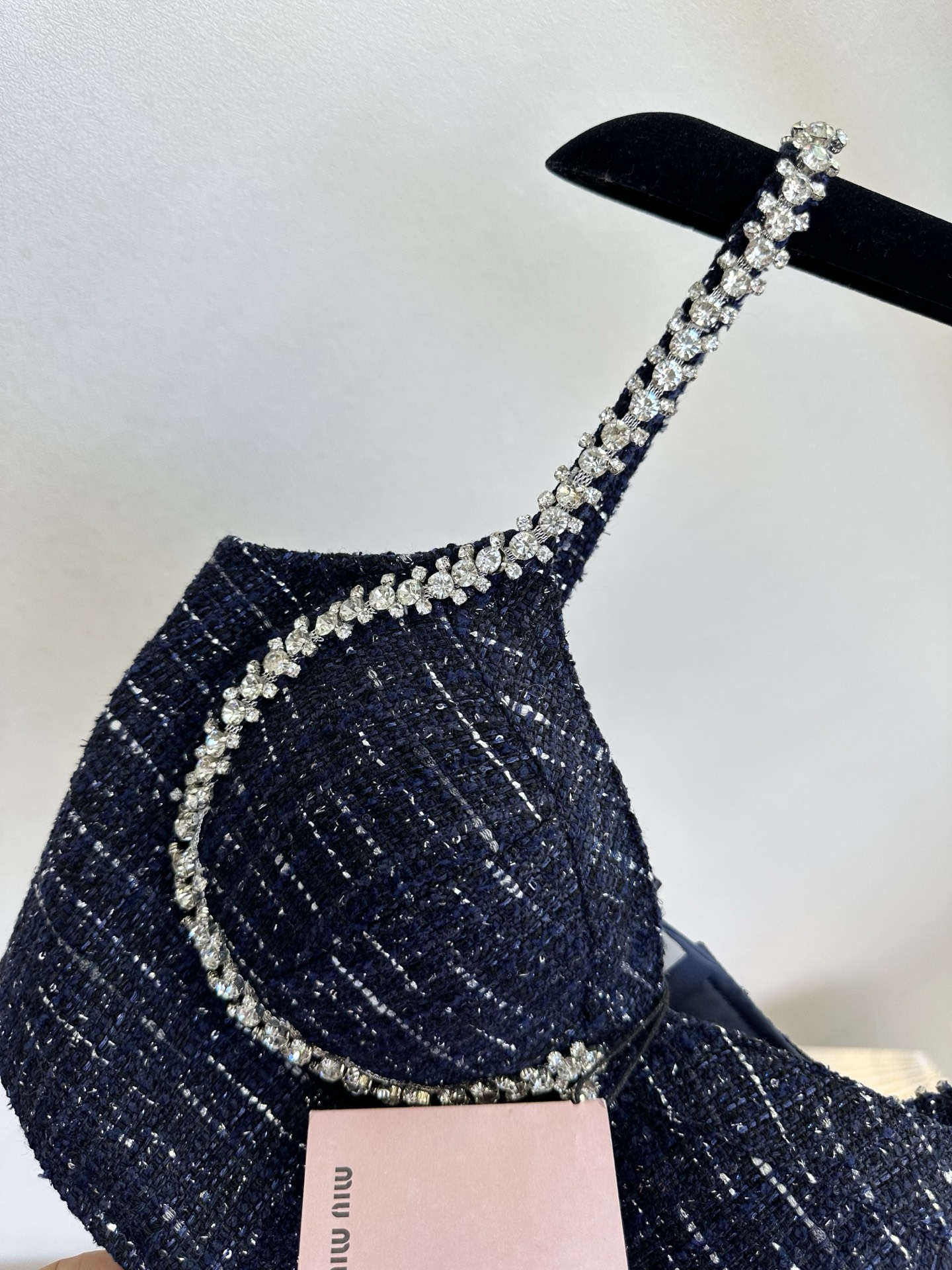 26S 缪系女孩把精致焊在日常里✨ 这套藏青粗花呢套装，用利落的阔腿裤平衡了吊带的性感，水钻肩带又为整体