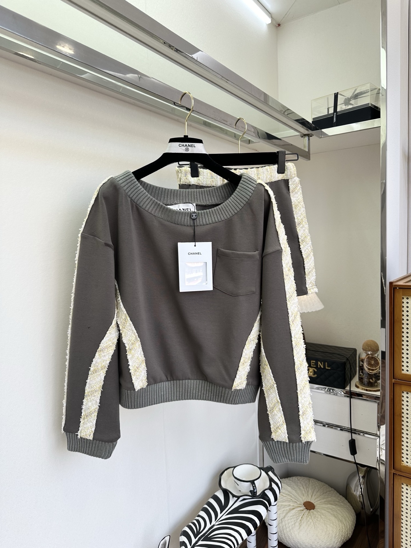 NO:721084,The highest version on the market, the girl inspects the goods, trims the three marks on the threads, and delivers the goods. You can post pictures and take videos. If you want quality and service, please add me on WeChat. We will not accept urgent orders. 26S breaks the boundaries between sports and elegance. The high-end gray sweatshirt meets the tweed webbing, blending the fragrant elegance into the daily relaxation. No need to worry about matching, just one upper body, it is effortlessly fashionable. /set ●SIZE s m  l●,Chanel-clothing,chanel,hoodie,sweatshirts,19860909市面最高版本小妹验货、修剪线头上三标、发货可发图及拍视频,要品质要服务的加我微信,不接急单. 26S 打破运动与优雅的边界.高级灰卫衣邂逅粗花呢织带,将香式贵气揉进日常松弛感里.不用费心搭配,一套上身,便是毫不费力的时髦. /套 ●SIZE s m l●,香奈儿-服装,chanel,hoodie,sweatshirts,,Women's clothing