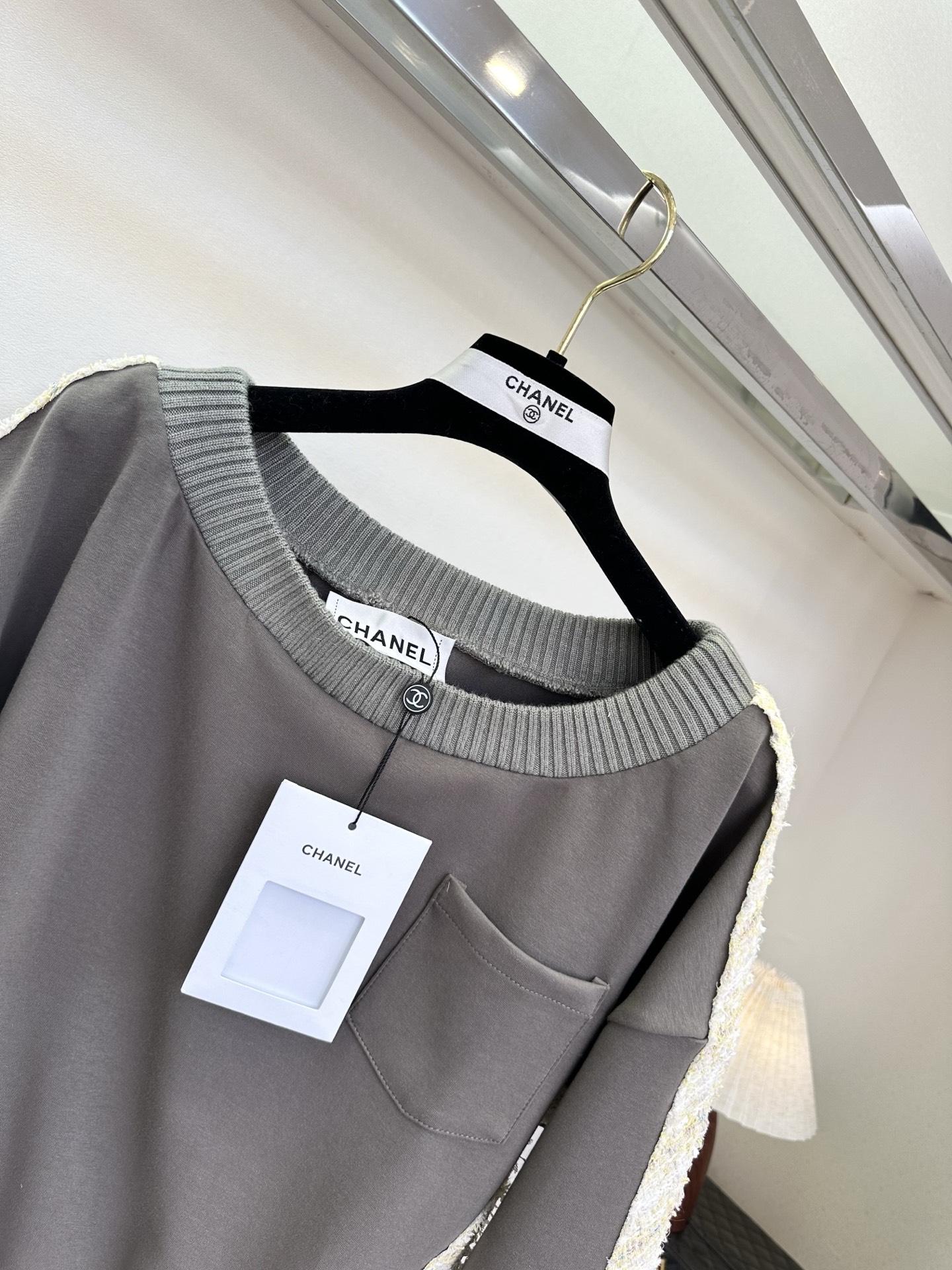 26S 打破运动与优雅的边界。高级灰卫衣邂逅粗花呢织带，将香式贵气揉进日常松弛感里。不用费心搭配，一套上