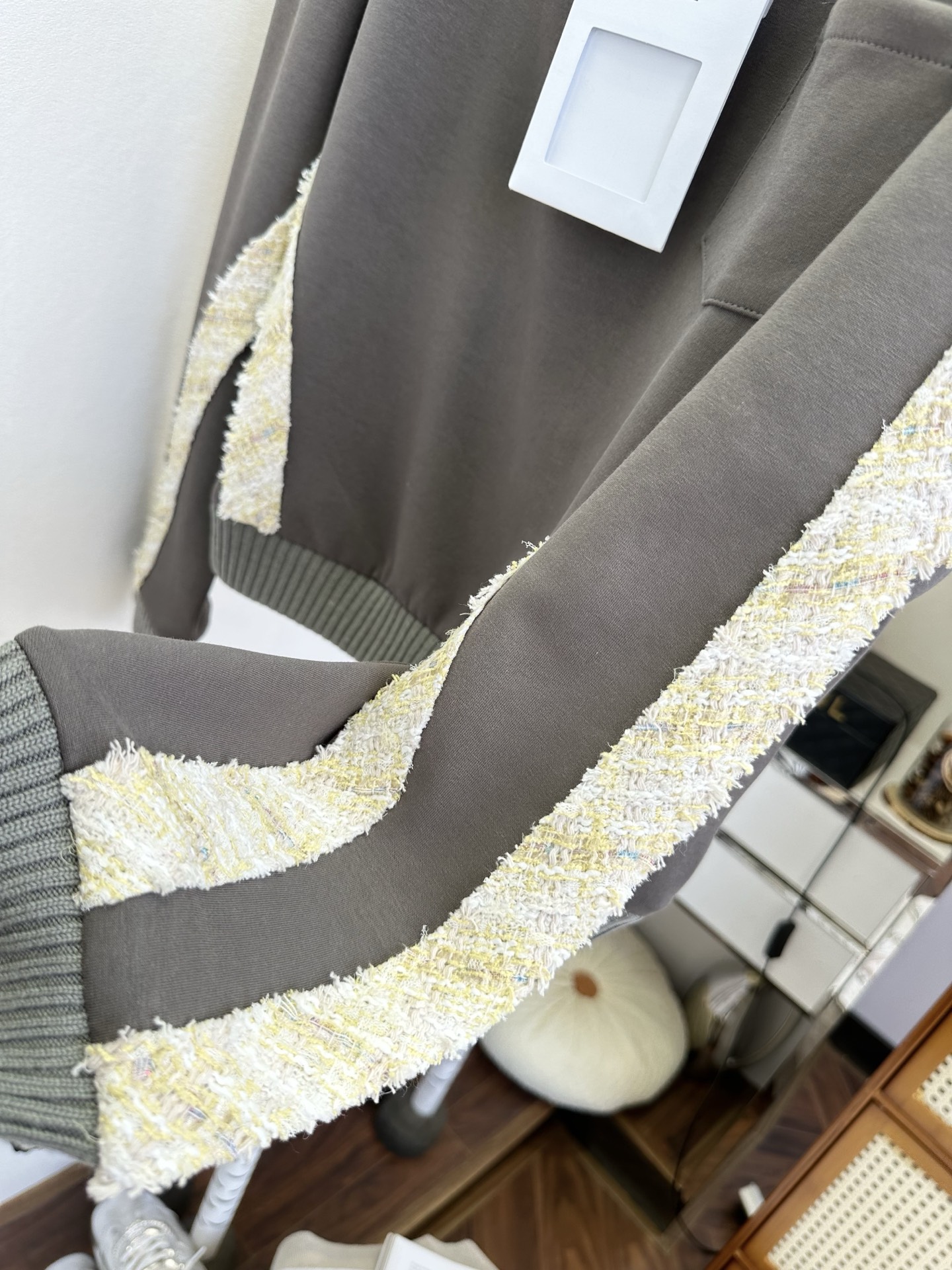 26S 打破运动与优雅的边界。高级灰卫衣邂逅粗花呢织带，将香式贵气揉进日常松弛感里。不用费心搭配，一套上