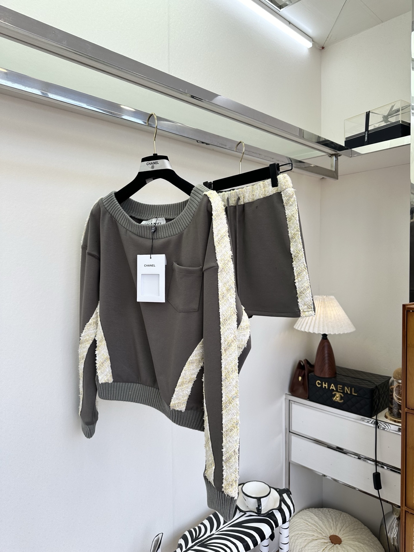 26S 打破运动与优雅的边界。高级灰卫衣邂逅粗花呢织带，将香式贵气揉进日常松弛感里。不用费心搭配，一套上