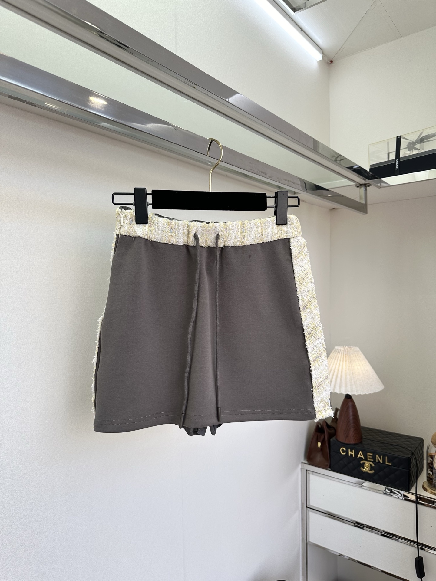 26S 打破运动与优雅的边界。高级灰卫衣邂逅粗花呢织带，将香式贵气揉进日常松弛感里。不用费心搭配，一套上