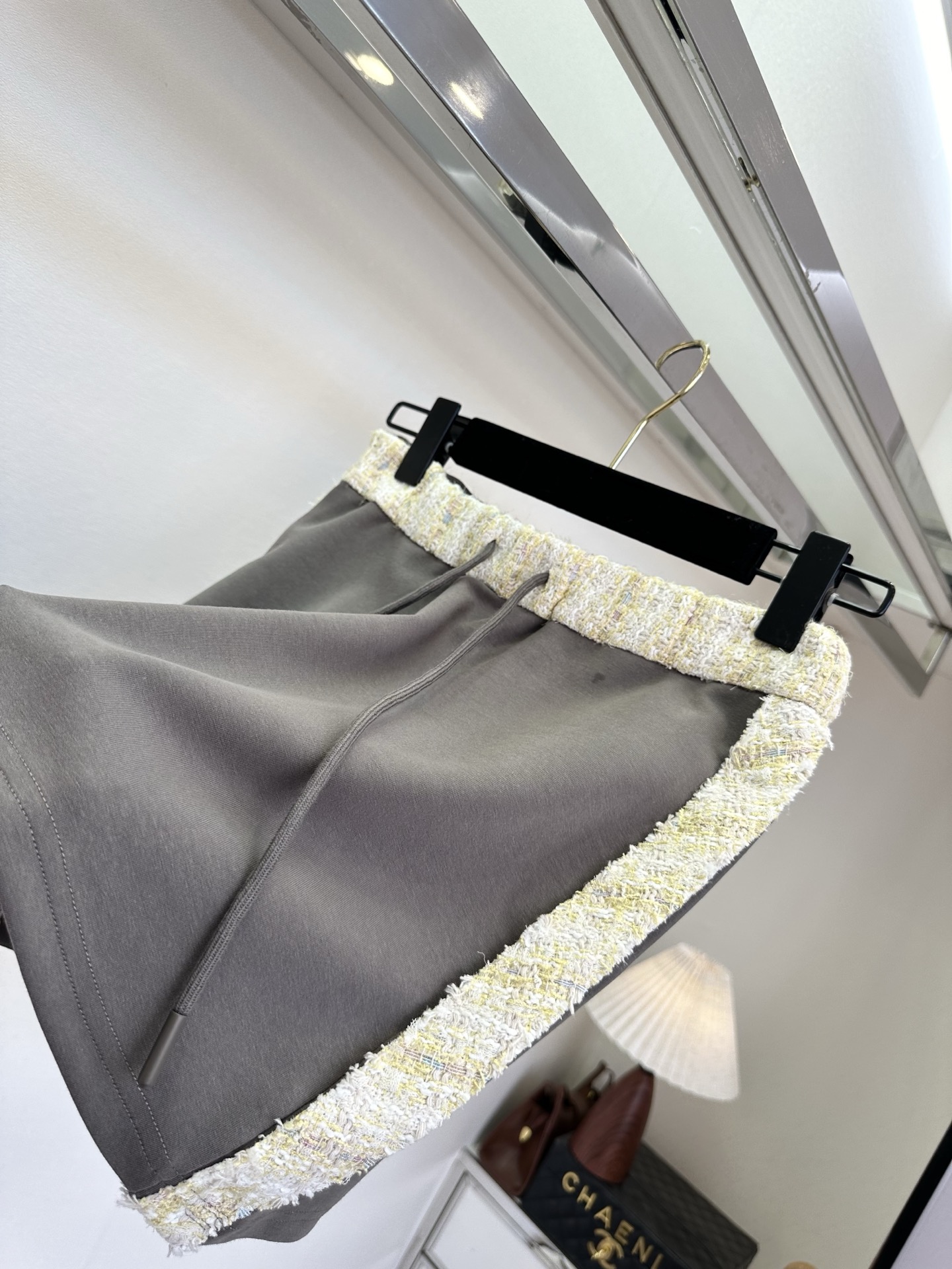 26S 打破运动与优雅的边界。高级灰卫衣邂逅粗花呢织带，将香式贵气揉进日常松弛感里。不用费心搭配，一套上