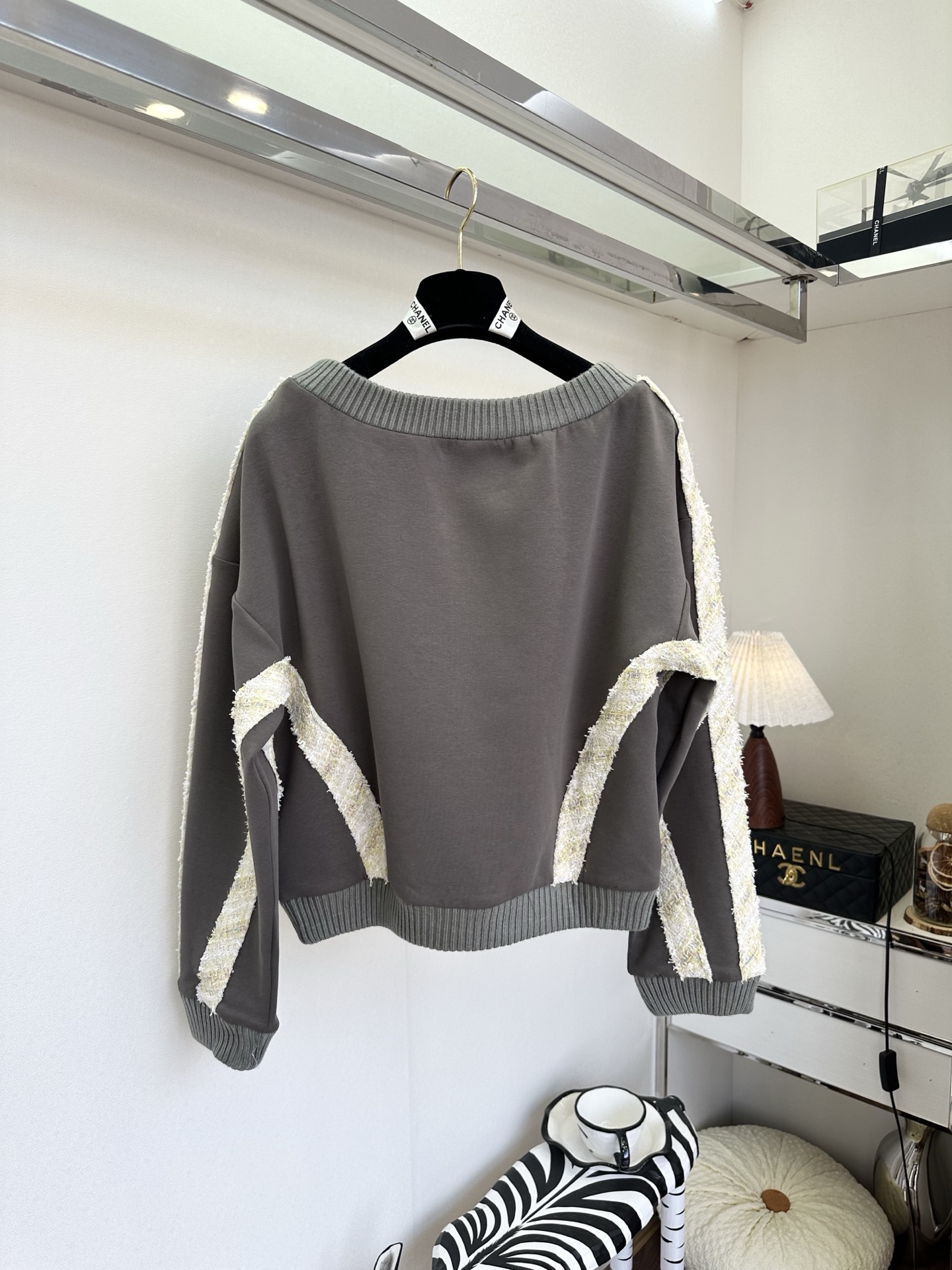 26S 打破运动与优雅的边界。高级灰卫衣邂逅粗花呢织带，将香式贵气揉进日常松弛感里。不用费心搭配，一套上