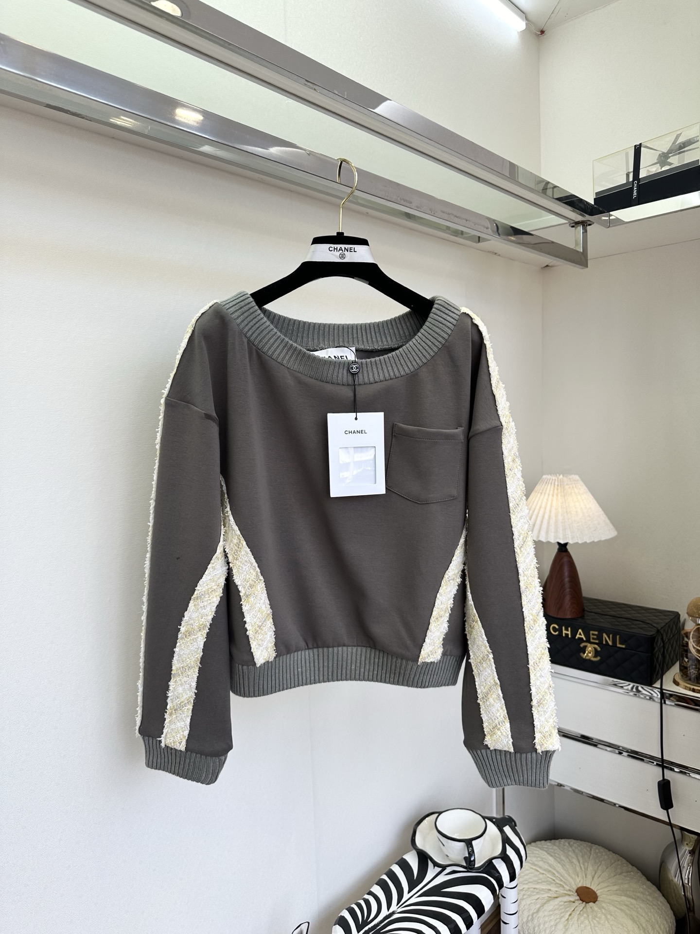 26S 打破运动与优雅的边界。高级灰卫衣邂逅粗花呢织带，将香式贵气揉进日常松弛感里。不用费心搭配，一套上