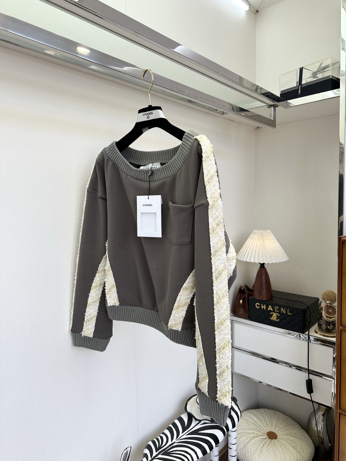 26S 打破运动与优雅的边界。高级灰卫衣邂逅粗花呢织带，将香式贵气揉进日常松弛感里。不用费心搭配，一套上