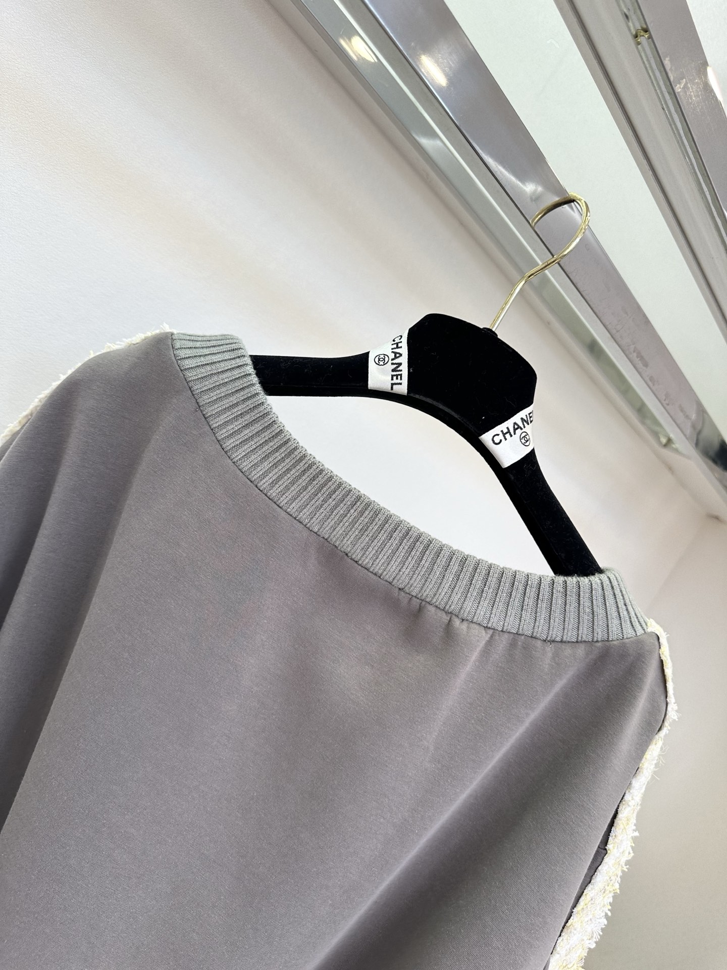 26S 打破运动与优雅的边界。高级灰卫衣邂逅粗花呢织带，将香式贵气揉进日常松弛感里。不用费心搭配，一套上