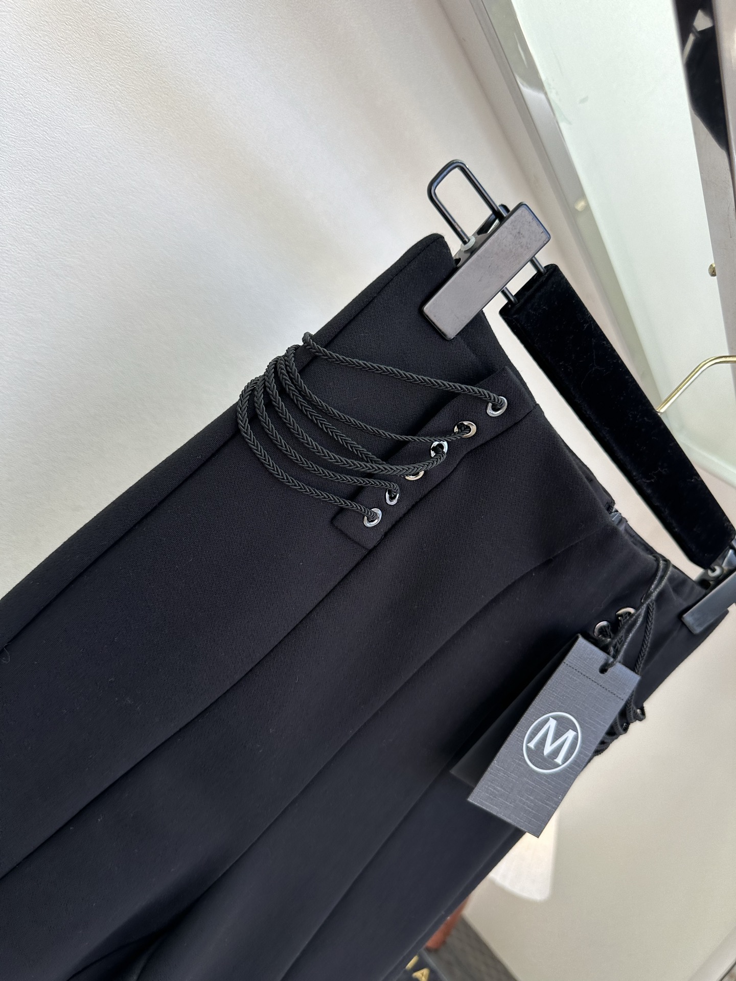 26S 告别臃肿，拥抱利落。这条小黑裤用高弹面料包裹身形，高腰设计拉长比例，瞬间优化身材线条。腰侧的气眼