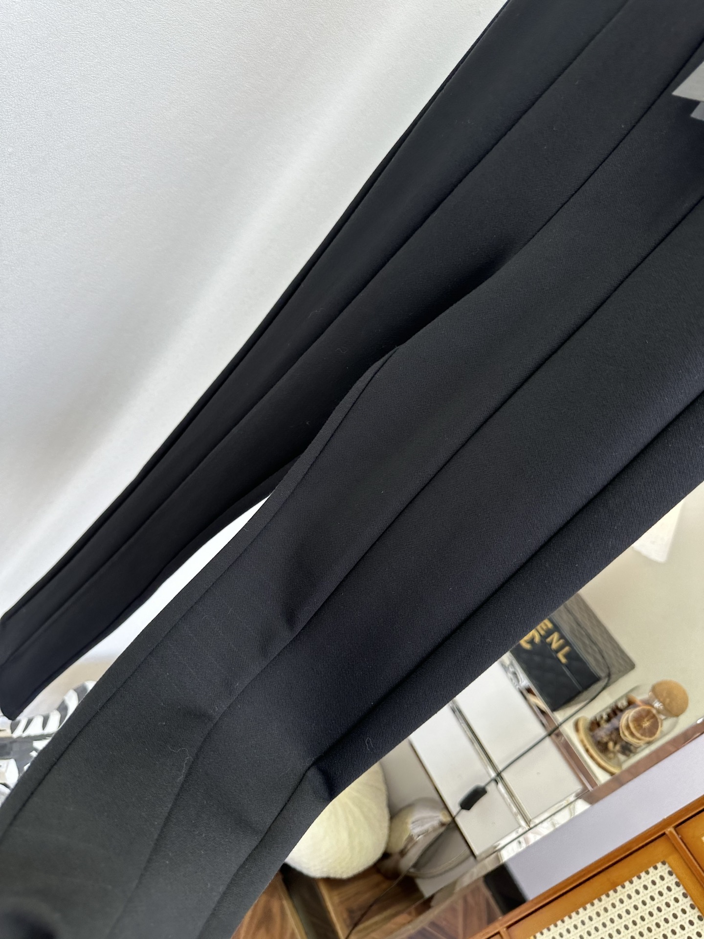 26S 告别臃肿，拥抱利落。这条小黑裤用高弹面料包裹身形，高腰设计拉长比例，瞬间优化身材线条。腰侧的气眼