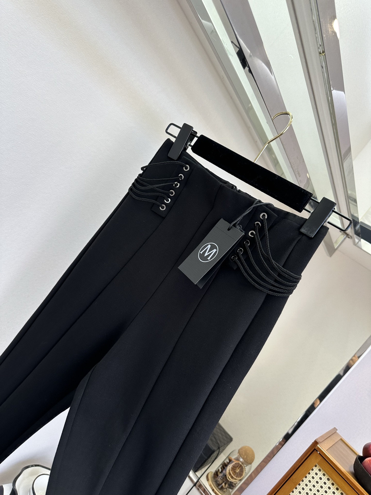 26S 告别臃肿，拥抱利落。这条小黑裤用高弹面料包裹身形，高腰设计拉长比例，瞬间优化身材线条。腰侧的气眼