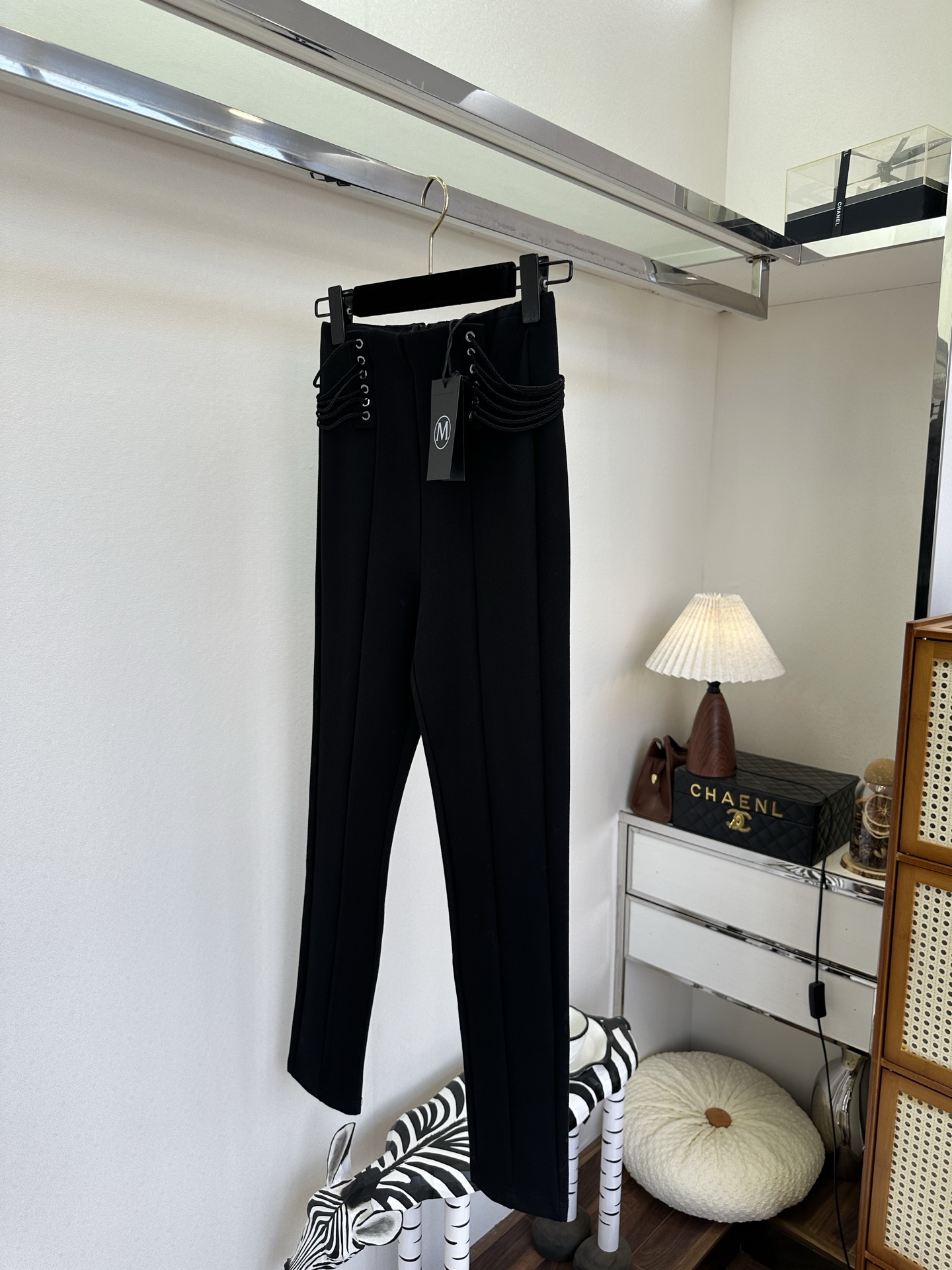 26S 告别臃肿，拥抱利落。这条小黑裤用高弹面料包裹身形，高腰设计拉长比例，瞬间优化身材线条。腰侧的气眼