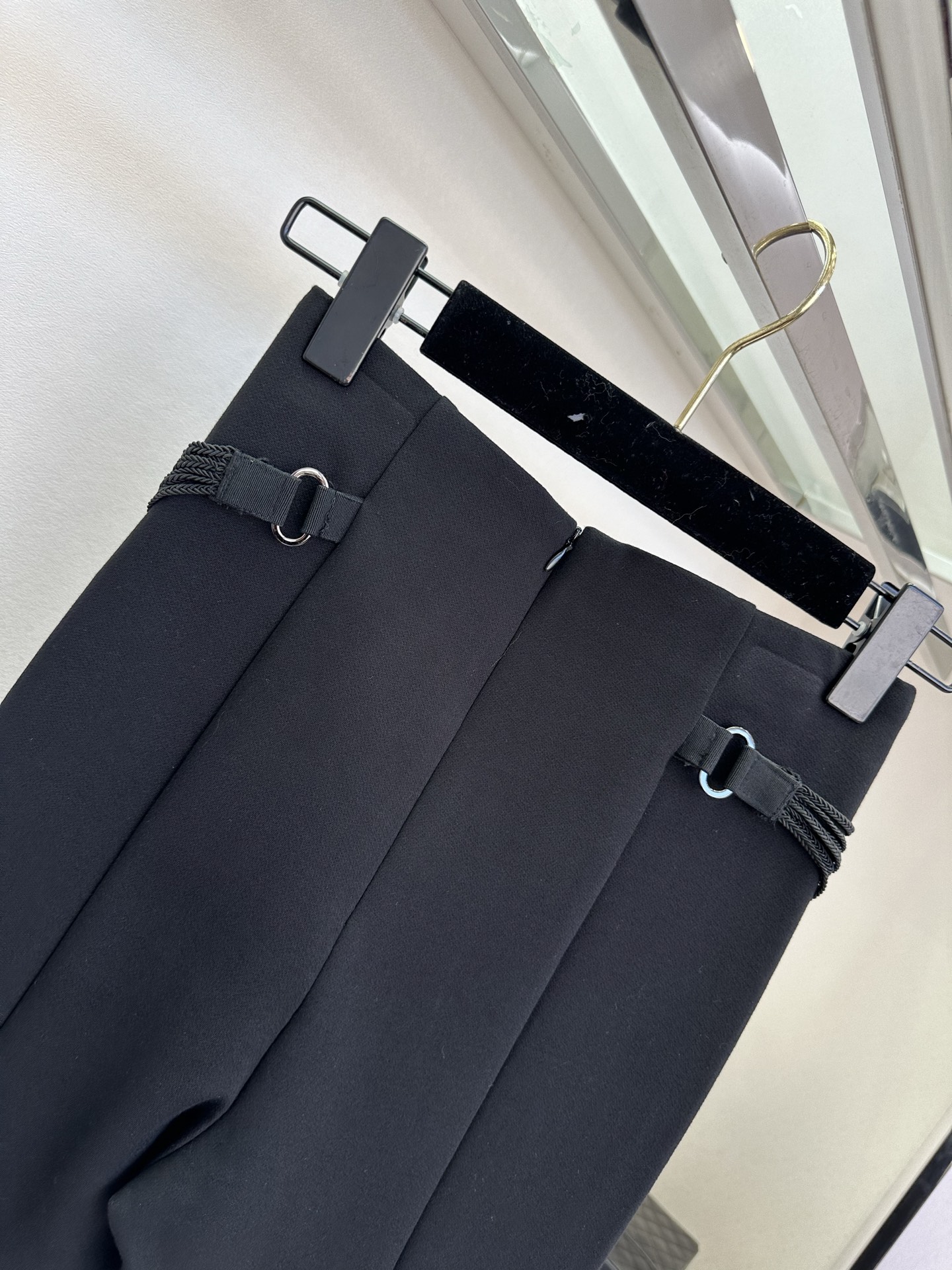 26S 告别臃肿，拥抱利落。这条小黑裤用高弹面料包裹身形，高腰设计拉长比例，瞬间优化身材线条。腰侧的气眼