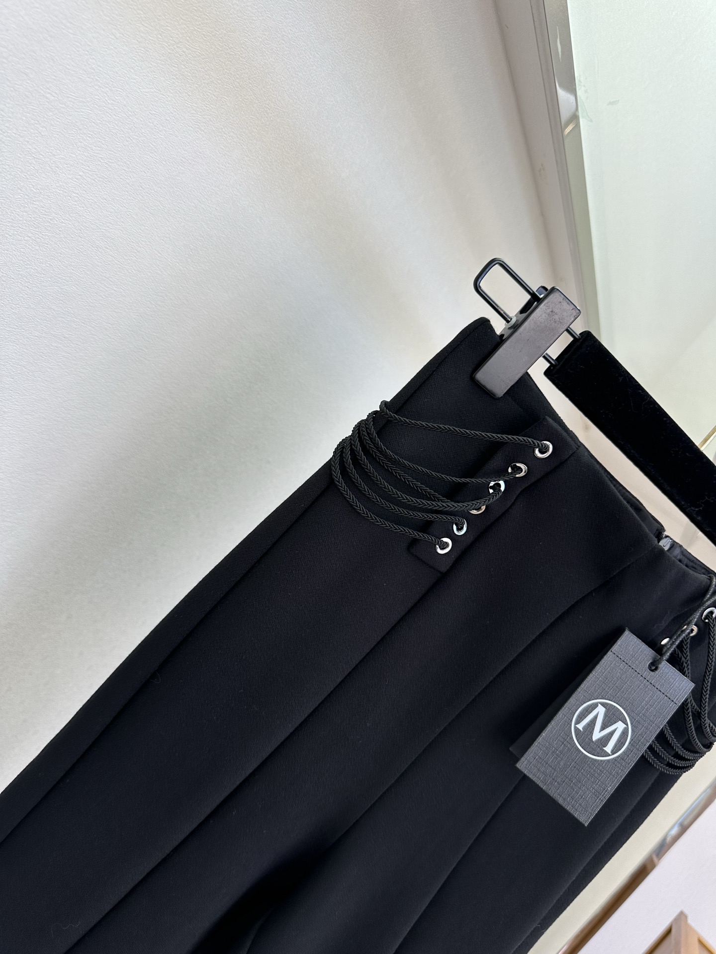 26S 告别臃肿，拥抱利落。这条小黑裤用高弹面料包裹身形，高腰设计拉长比例，瞬间优化身材线条。腰侧的气眼