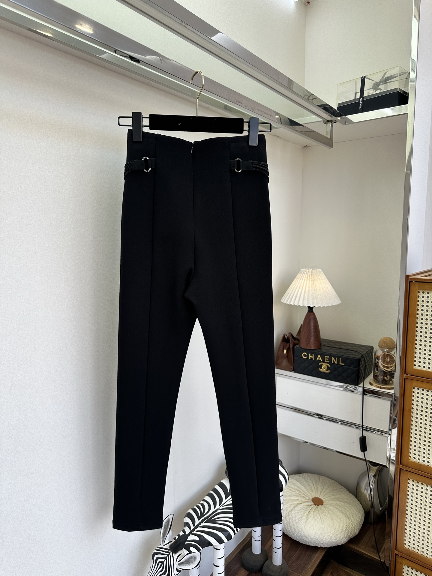 26S 告别臃肿，拥抱利落。这条小黑裤用高弹面料包裹身形，高腰设计拉长比例，瞬间优化身材线条。腰侧的气眼