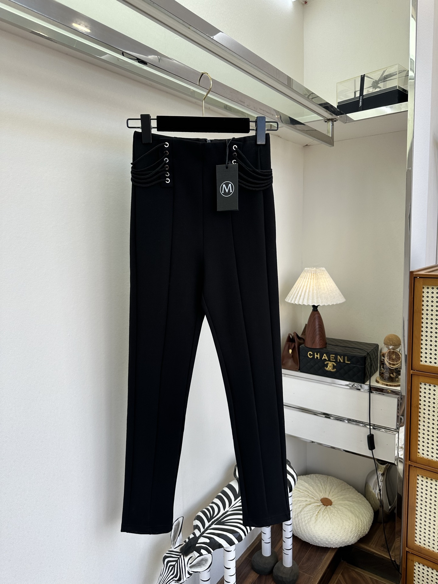 NO:721102,The highest version on the market, the girl inspects the goods, trims the three marks on the threads, and delivers the goods. You can post pictures and take videos. If you want quality and service, please add me on WeChat. We will not accept urgent orders. 26S Say goodbye to bloat and embrace neatness. These little black pants are wrapped in high-elastic fabrics and the high-waist design elongates the proportions, instantly optimizing the body line. The eyelet strap design on the waist breaks the dullness and highlights the taste in details.  Whether it is paired with a shirt, suit, or knitted sweater and short boots, it can be easily held in both workplace and leisure scenes. It is an 'all-round player' that will never go wrong in the wardrobe ●SIZE s m l●, women's clothing, boots, shirts, business suit,19860909市面最高版本小妹验货、修剪线头上三标、发货可发图及拍视频,要品质要服务的加我微信,不接急单. 26S 告别臃肿,拥抱利落.这条小黑裤用高弹面料包裹身形,高腰设计拉长比例,瞬间优化身材线条.腰侧的气眼绑带设计,打破沉闷,在细节处彰显品味. 无论是搭配衬衫西装,还是针织衫短靴,都能轻松hold住职场与休闲场景,是衣橱里永不出错的“万能选手” ●SIZE s m l●,女装,boots,shirts,business suit,,Women's clothing