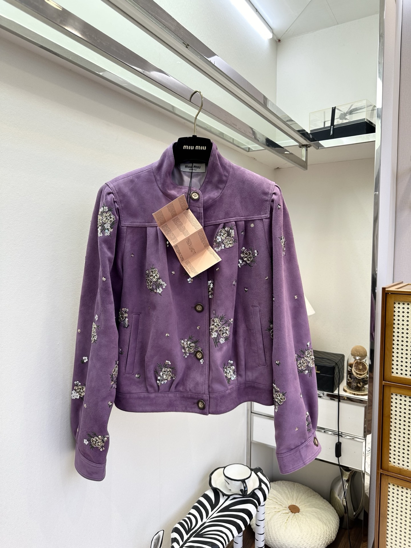 NO:755295,26S's heavy debut in early spring is still very cool. It outlines a neat silhouette with a retro stand-up collar design. The chest and cuffs are decorated with hand-embroidered flowers and sequins, like a spring garden blooming quietly on the body, shining with the flow of light and shadow. Imported cashmere has a soft and waxy touch that fits the skin, is high-end but not heavy. Whether it is paired with high-waisted jeans for a French street style or an inner dress for an elegant and airy look, it can make you feel full of atmosphere. Jacket  ●SIZE s m l●, Miu Miu-clothing,skirts,jeans,jackets & coats,sheepskin,1986090926S 早春的重磅首发 依旧很缪 以复古立领设计勾勒利落轮廓,胸前与袖口缀满手工刺绣小花与亮片,如春日花园悄然绽放于衣身,随光影流转熠熠生辉.进口羊皮绒 柔糯触感贴合肌肤,高级而不厚重,无论是搭配高腰牛仔裤的法式街头风,还是内搭连衣裙演绎优雅通风,都能让你把氛围感拉满 外套 ●SIZE s m l●,缪缪-服装,skirts,jeans,jackets & coats,sheepskin,,Women's clothing