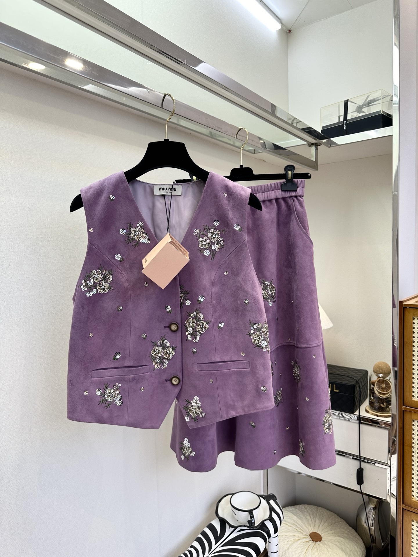 NO:755298,26S When soft mist purple meets delicate sheepskin velvet, every inch of texture tells the collision of gentleness and sophistication - this set of Miu  The Miu suit reconstructs the romantic formula with a retro sleeveless vest and a drapey skirt. The body is covered with hand-embroidered flower clusters. Sequins and beads sparkle with every step, as if the spring flowers are hidden in the clothes. The soft and waxy touch of imported sheepskin is as close to the skin as a cloud embrace. It is high-end but not heavy. It is suitable for layering in autumn and winter.  It is a beautiful thing to wear alone in early spring. The neat tailoring of the vest outlines the waistline, and the A-line silhouette of the skirt hides the flesh and makes the body look slimmer. The embroidery details spread from the shoulders to the skirt, making the simple version burst with charm. Vest Skirt 990 ●SIZE s m l●, Miu Miu-clothing, miumiu, skirts, sheepskin,1986090926S 当柔雾紫邂逅细腻羊皮绒绒,每一寸肌理都在诉说温柔与精致的碰撞——这套Miu Miu套装,以复古无袖马甲+垂坠感半身裙重构浪漫公式,手工刺绣的花簇缀满衣身,亮片与珠饰随步履轻闪,似将春日繁花私藏于衣袂间.进口羊皮绒的软糯触感,贴肤如云朵拥怀,高级却不厚重,秋冬叠穿 早春单穿皆成风景.马甲的利落剪裁勾勒腰线,半身裙的A字廓形藏肉显瘦,刺绣细节从肩头蔓延至裙摆,让简约版型迸发迷人魅力 马甲 裙子990 ●SIZE s m l●,缪缪-服装,miumiu,skirts,sheepskin,,Women's clothing