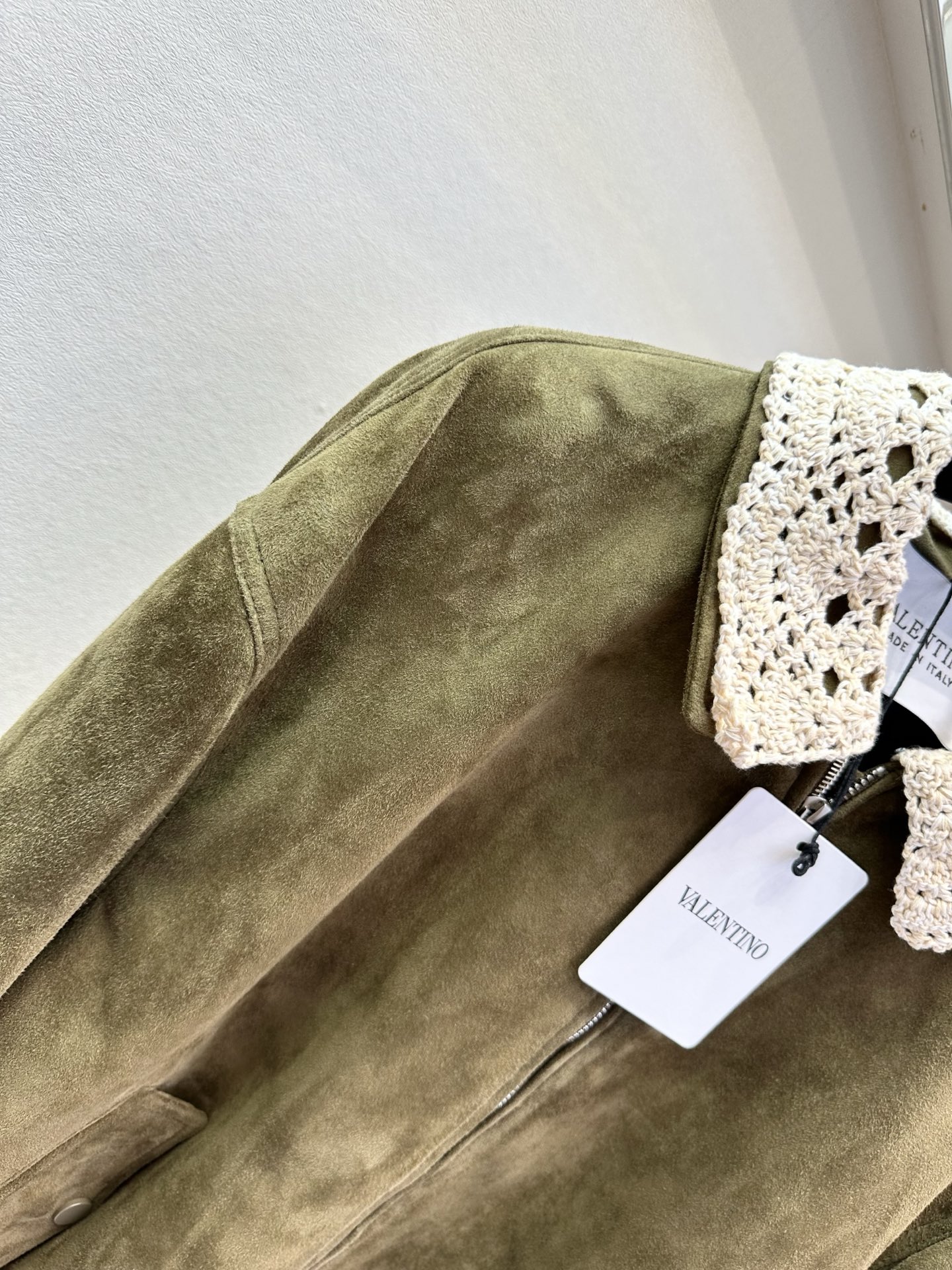 「震源优质翻毛皮」秋冬的仪式感需要一件精美的外套拉开帷幕,这件进口羊皮绒外套,是早春写给生活的浪漫情书。 「震源优质翻毛皮」秋冬的仪式感需要一件精美的外套拉开帷幕,这件进口羊皮绒外套,是早春写给生活的浪漫情书。