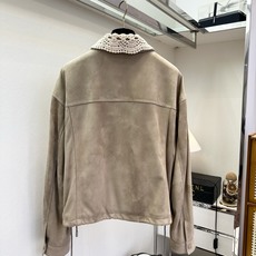 「震源优质翻毛皮」秋冬的仪式感需要一件精美的外套拉开帷幕,这件进口羊皮绒外套,是早春写给生活的浪漫情书。 「震源优质翻毛皮」秋冬的仪式感需要一件精美的外套拉开帷幕,这件进口羊皮绒外套,是早春写给生活的浪漫情书。